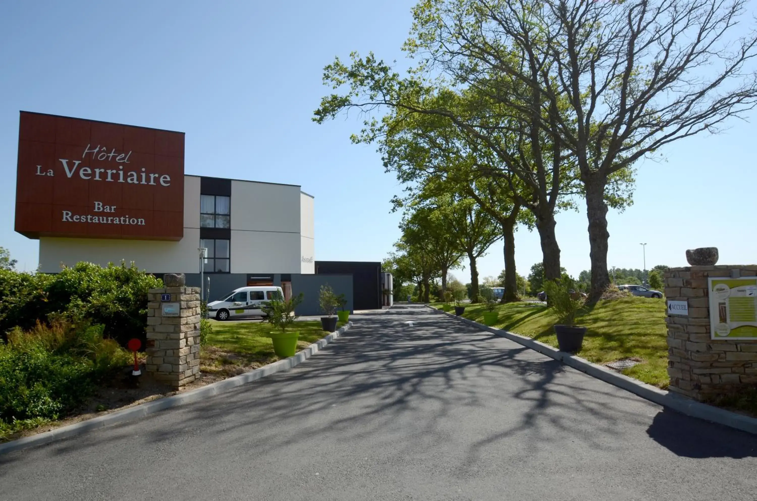 Facade/entrance in The Originals City, Hôtel La Verriaire, Cholet Sud Facade/entrance in The Originals City, Hôtel La Verriaire, Cholet Sud