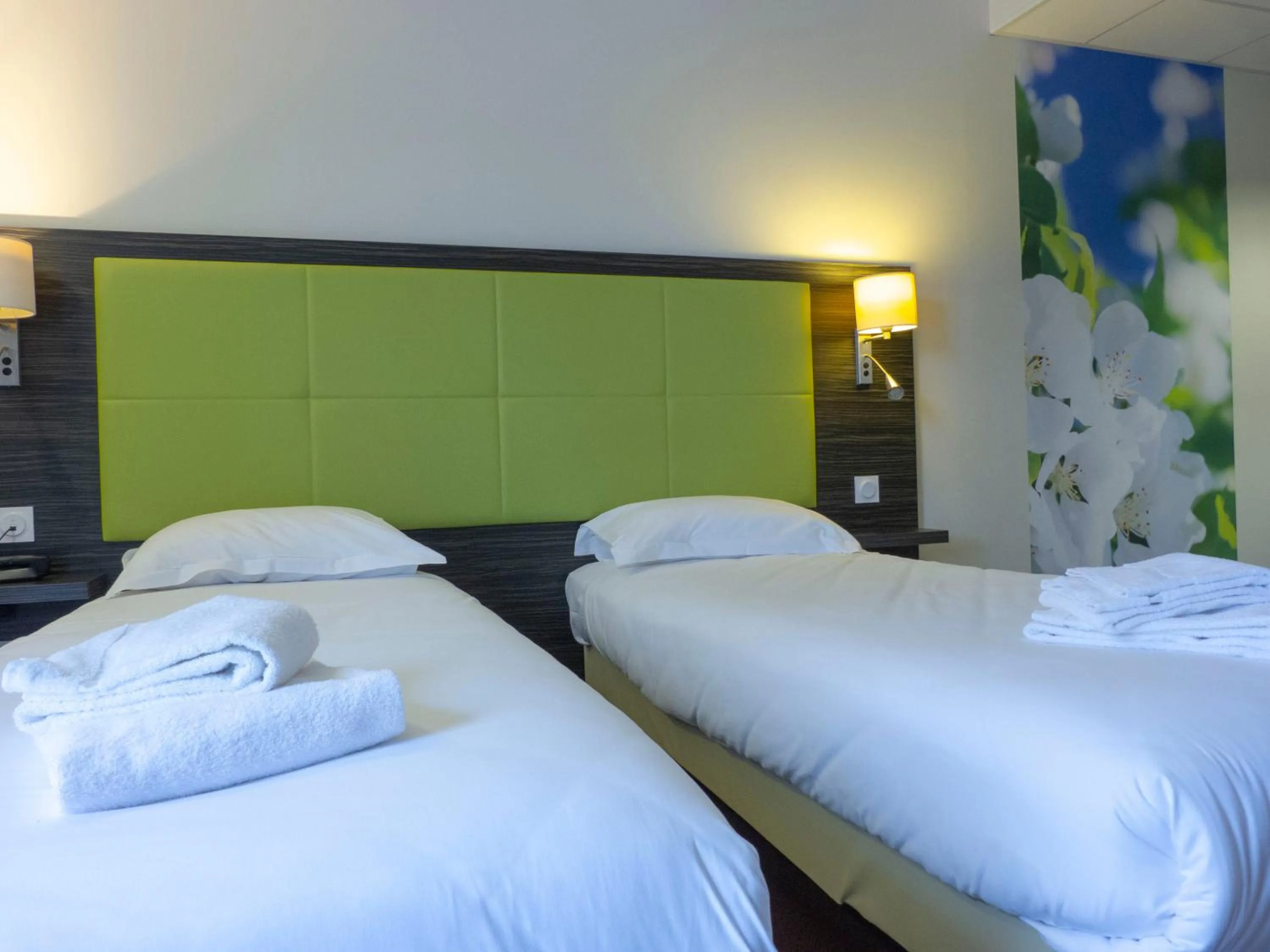 Bedroom, Bed in Hôtel la Verriaire - The Originals