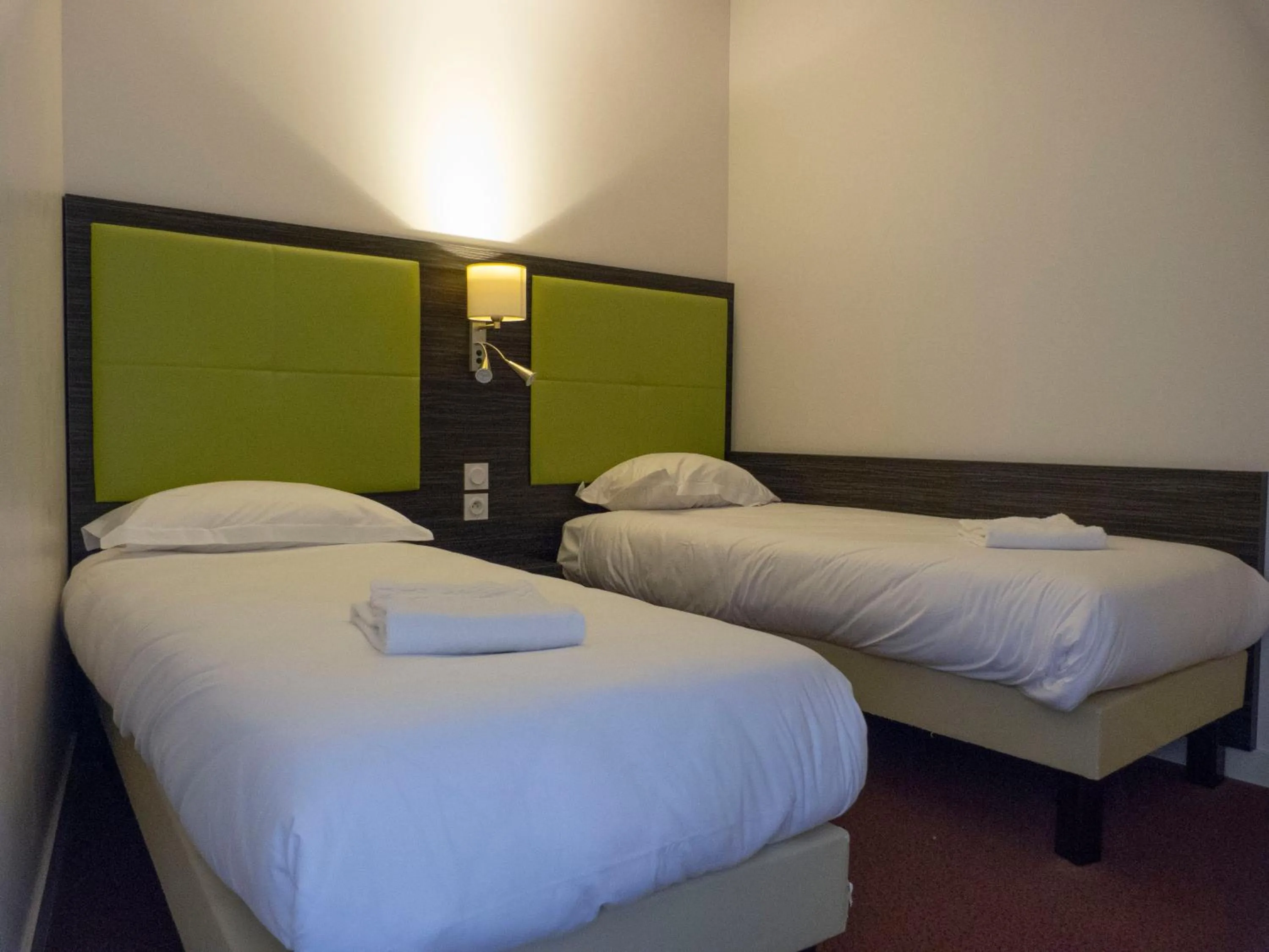 Bedroom, Bed in Hôtel la Verriaire - The Originals