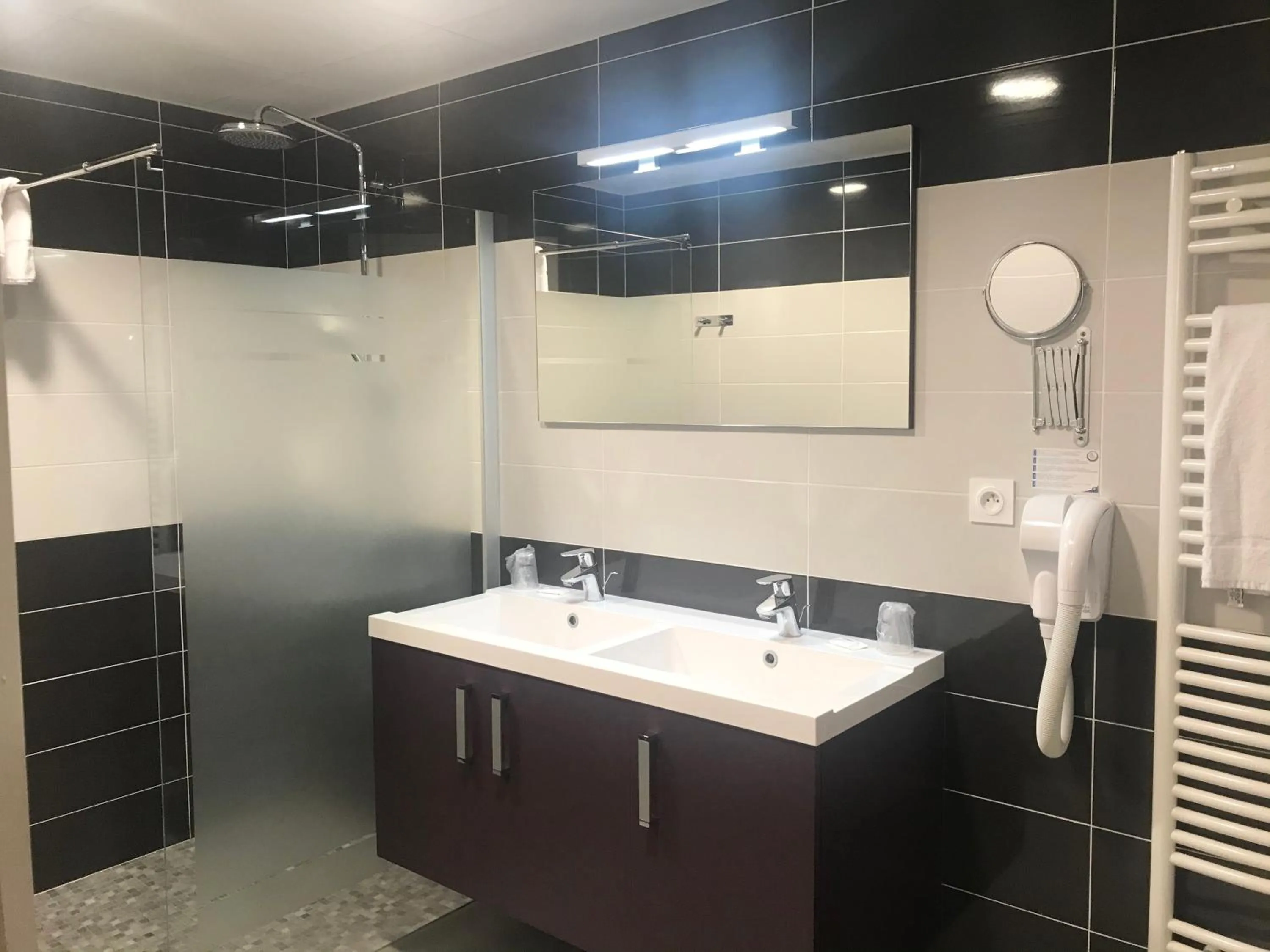 Shower in Hôtel la Verriaire - The Originals