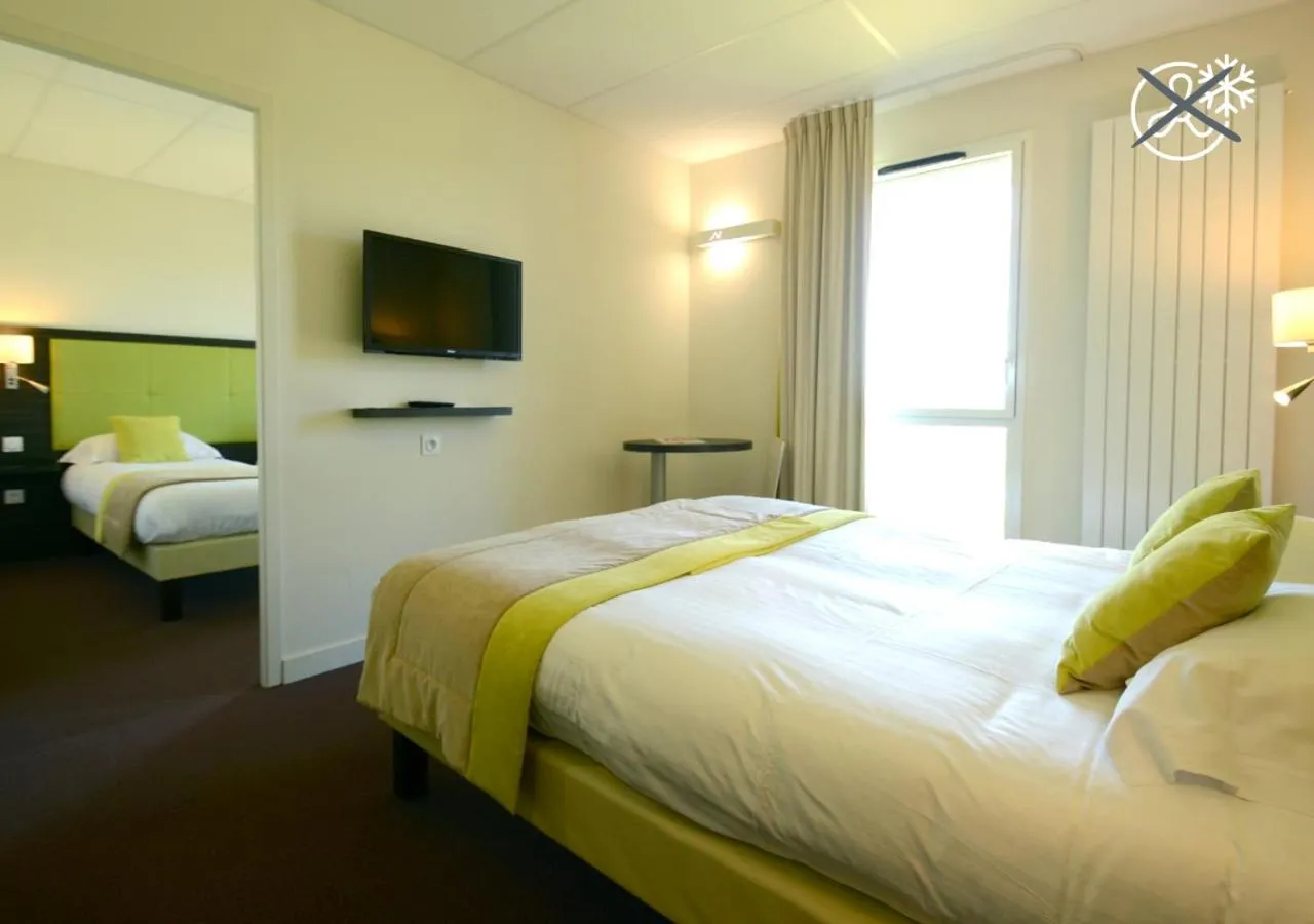 Bedroom, Bed in Hôtel la Verriaire - The Originals