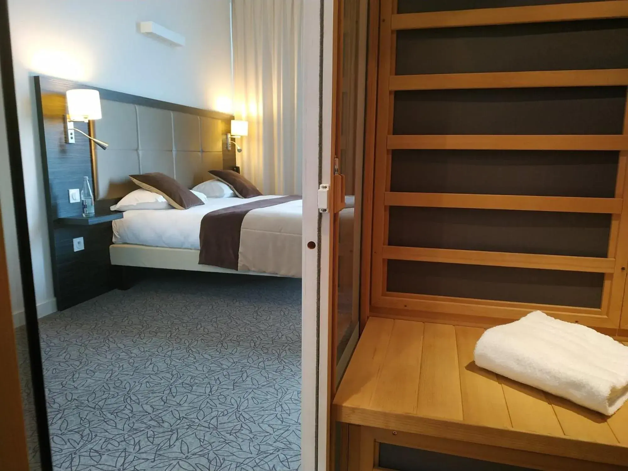 Sauna, Bed in The Originals City, Hôtel La Verriaire, Cholet Sud Sauna, Bed in The Originals City, Hôtel La Verriaire, Cholet Sud