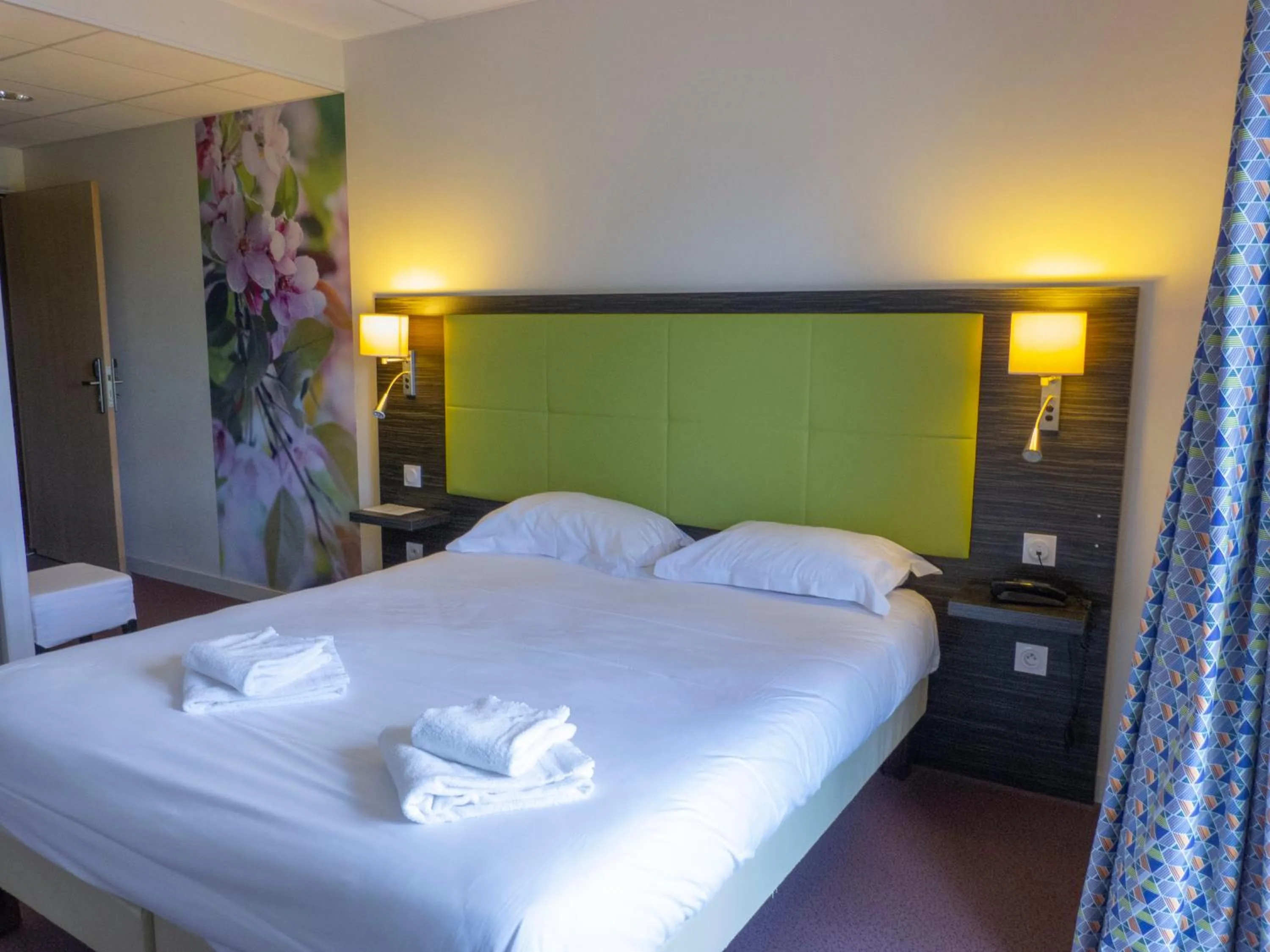 Bedroom, Bed in Hôtel la Verriaire - The Originals