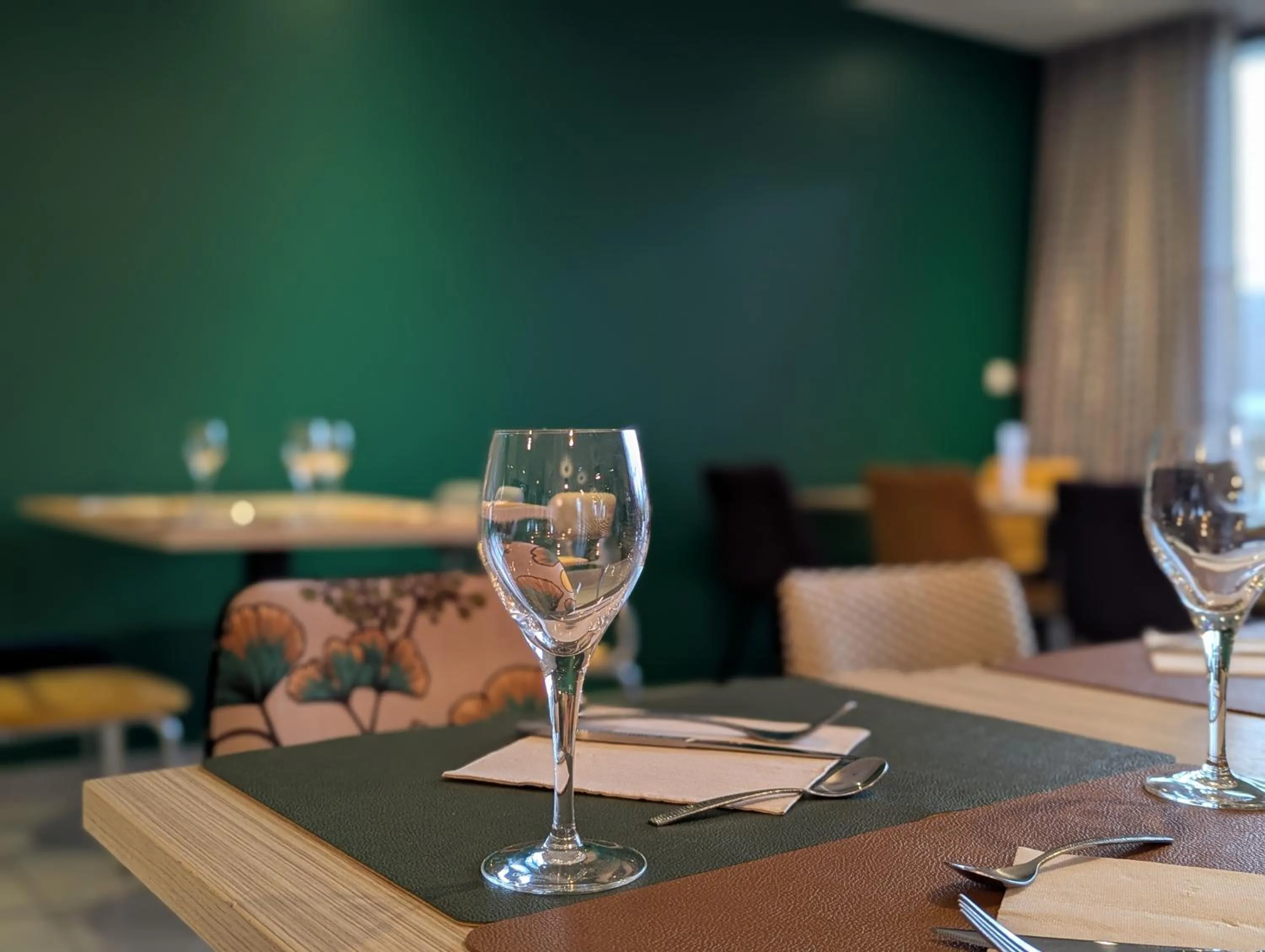 Restaurant/places to eat in Hôtel la Verriaire - The Originals