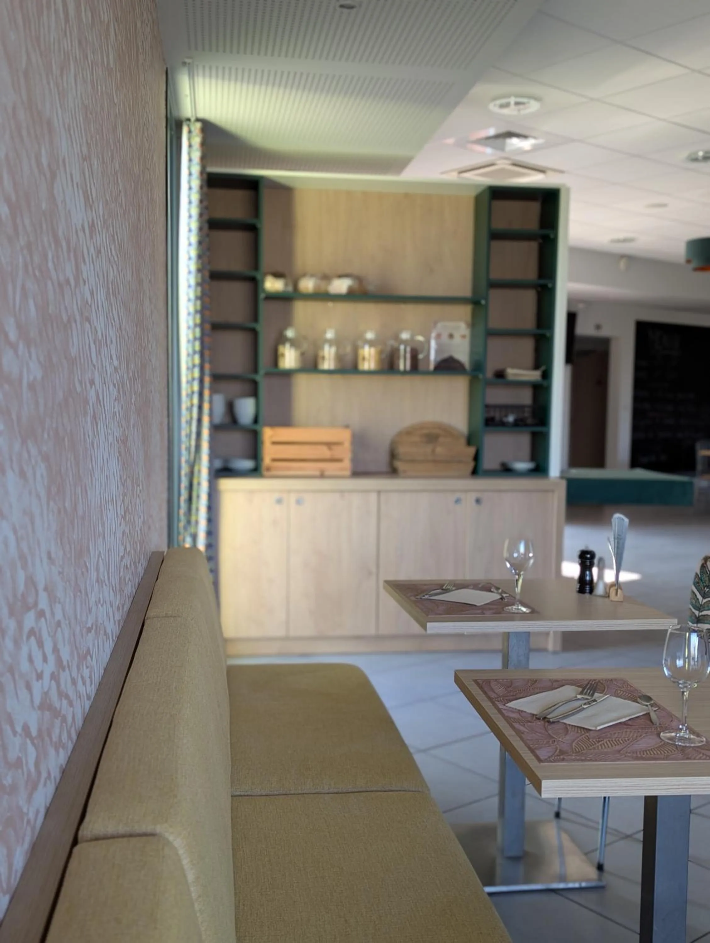 Restaurant/places to eat in Hôtel la Verriaire - The Originals