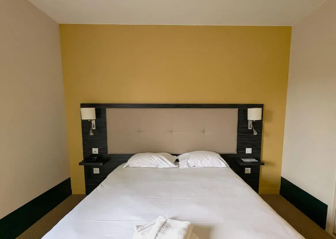 Bedroom, Bed in The Originals City, Hôtel La Verriaire, Cholet Sud Bedroom, Bed in The Originals City, Hôtel La Verriaire, Cholet Sud