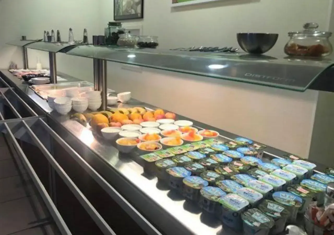 Continental breakfast in The Originals City, Hôtel La Verriaire, Cholet Sud Continental breakfast in The Originals City, Hôtel La Verriaire, Cholet Sud