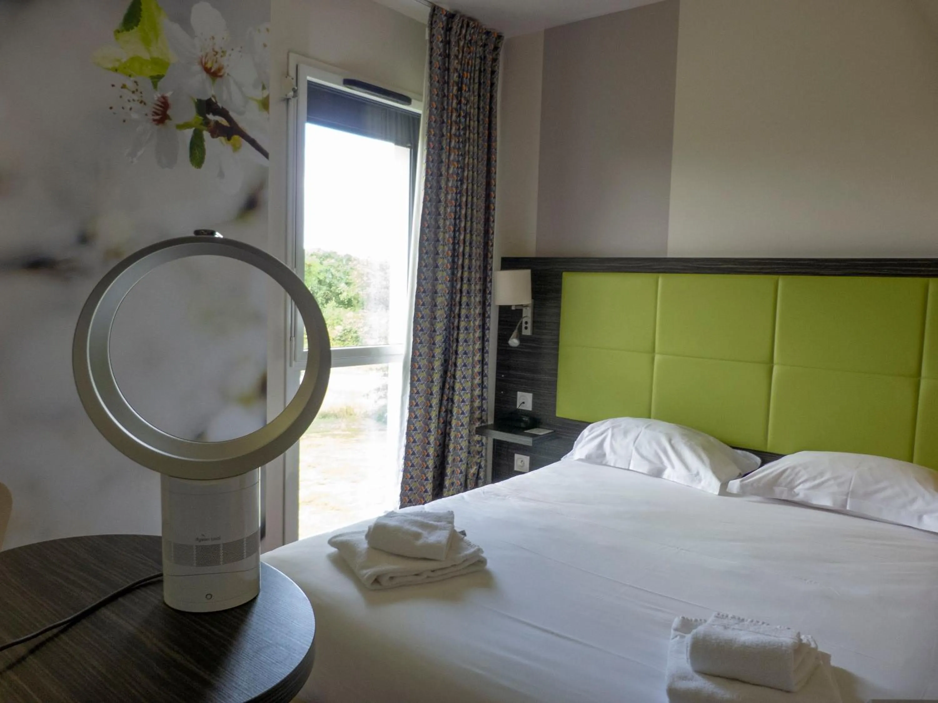 Bedroom, Bed in Hôtel la Verriaire - The Originals