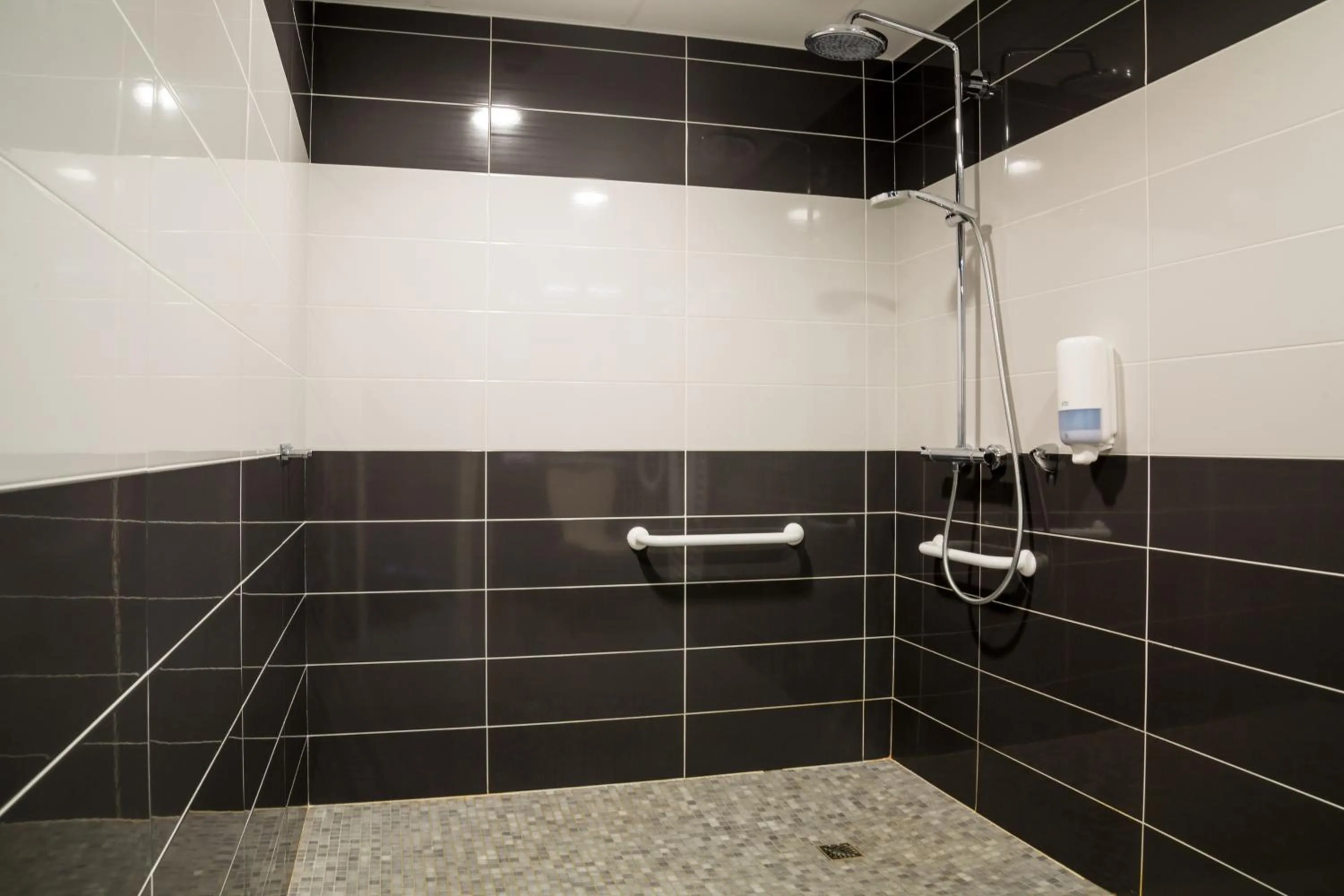 Bathroom in Hôtel la Verriaire - The Originals