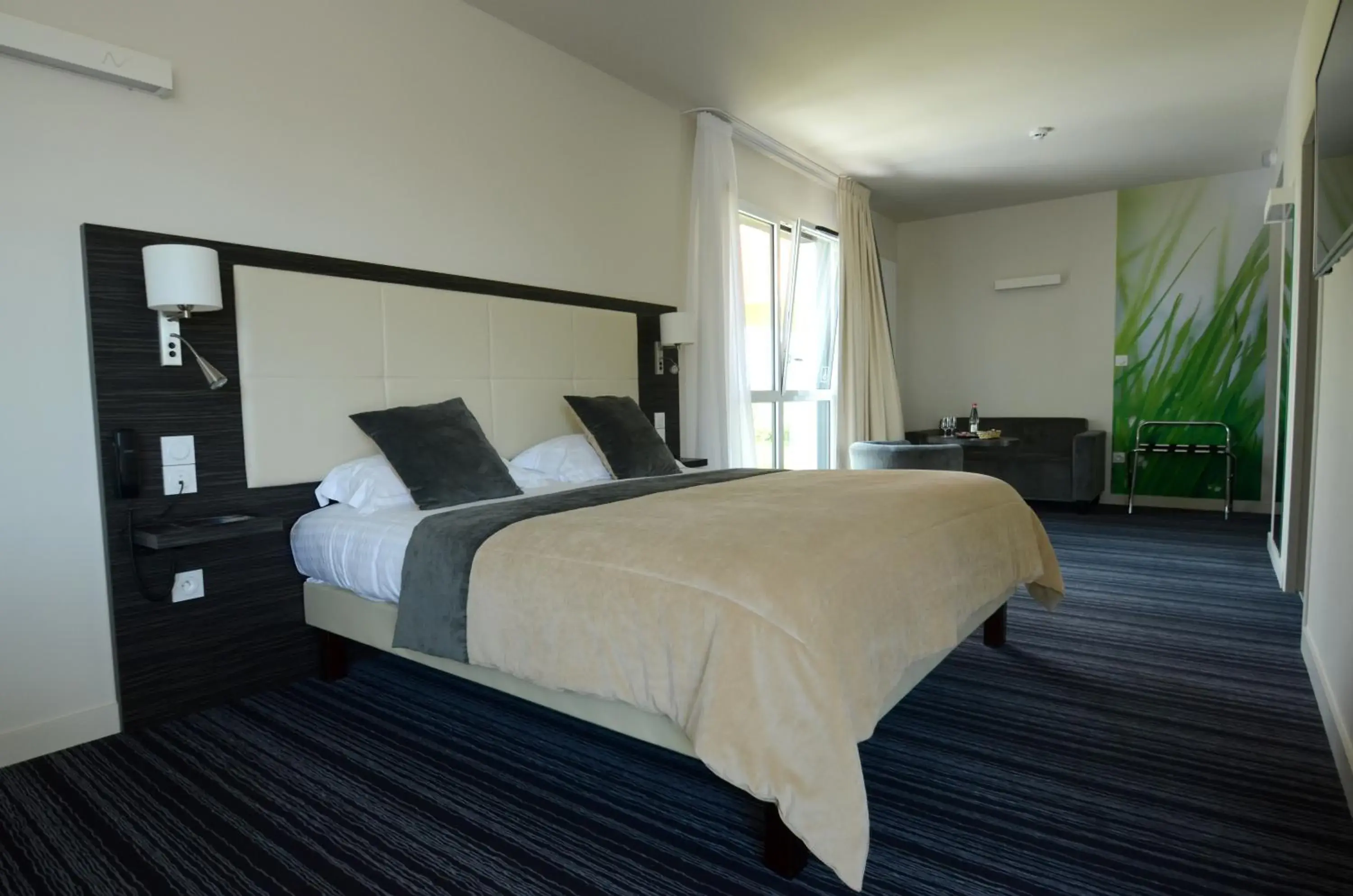 Photo of the whole room, Bed in The Originals City, Hôtel La Verriaire, Cholet Sud Photo of the whole room, Bed in The Originals City, Hôtel La Verriaire, Cholet Sud