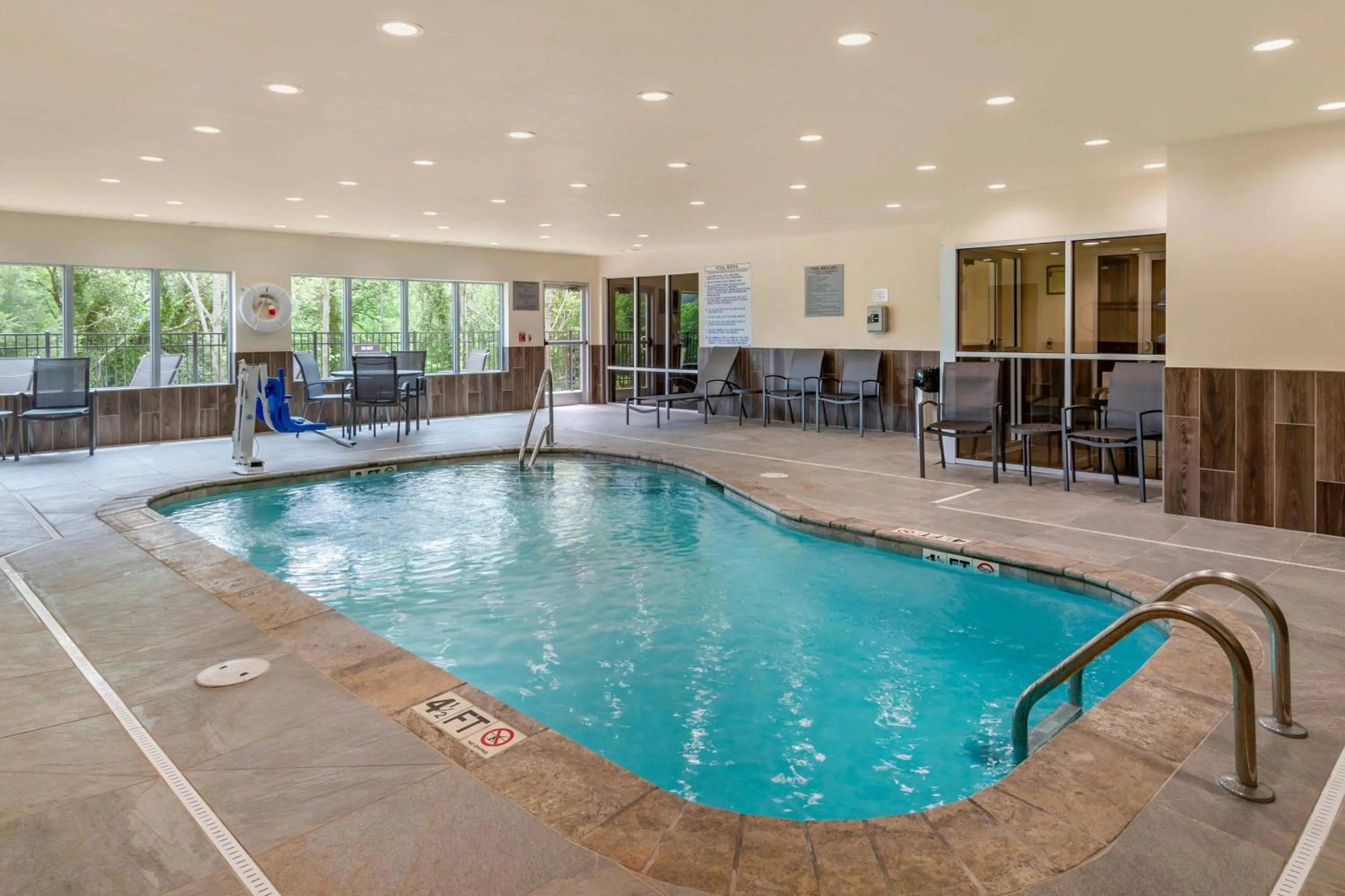 Swimming pool in Fairfield Inn & Suites by Marriott Helen