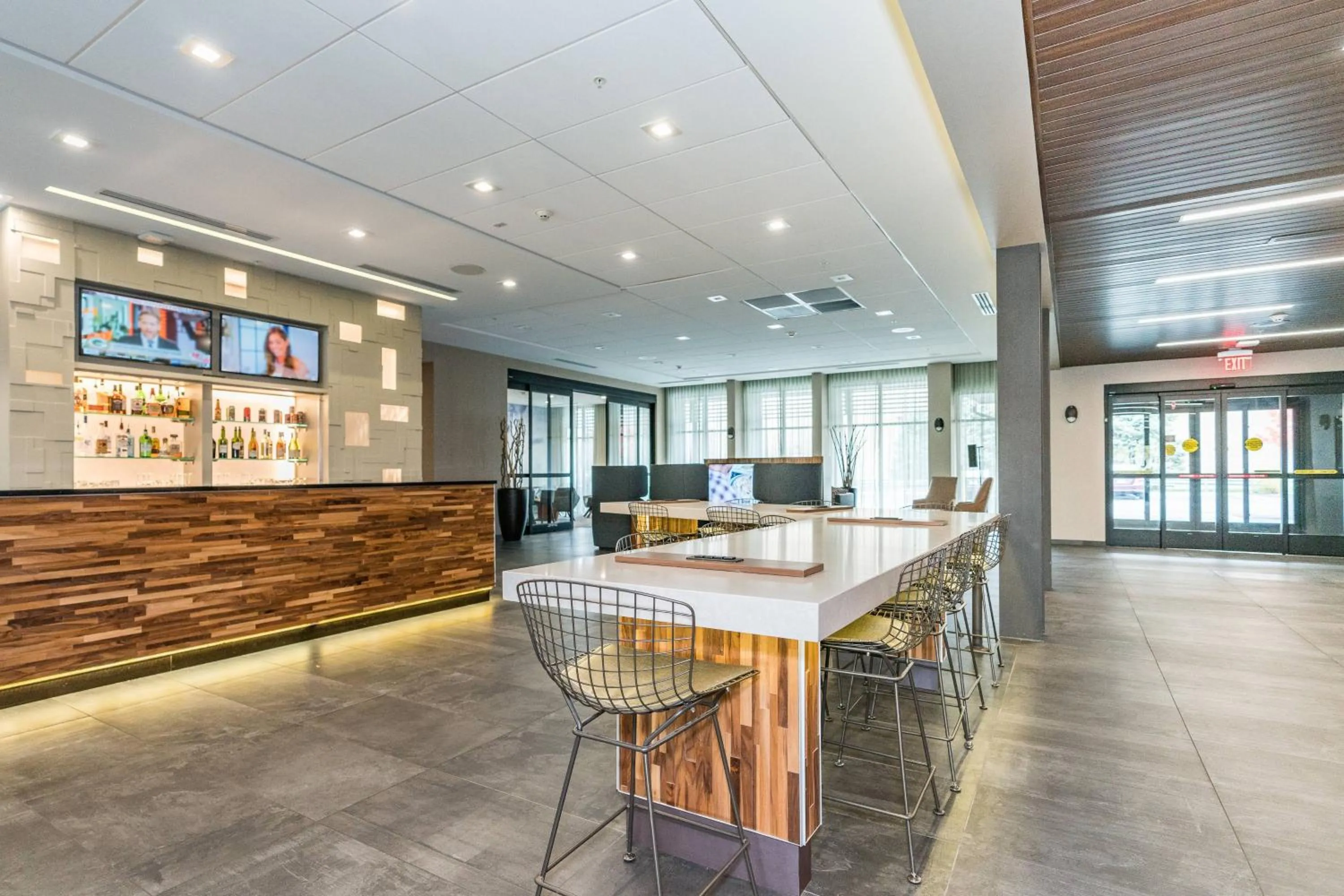 Restaurant/places to eat in Courtyard by Marriott West Springfield