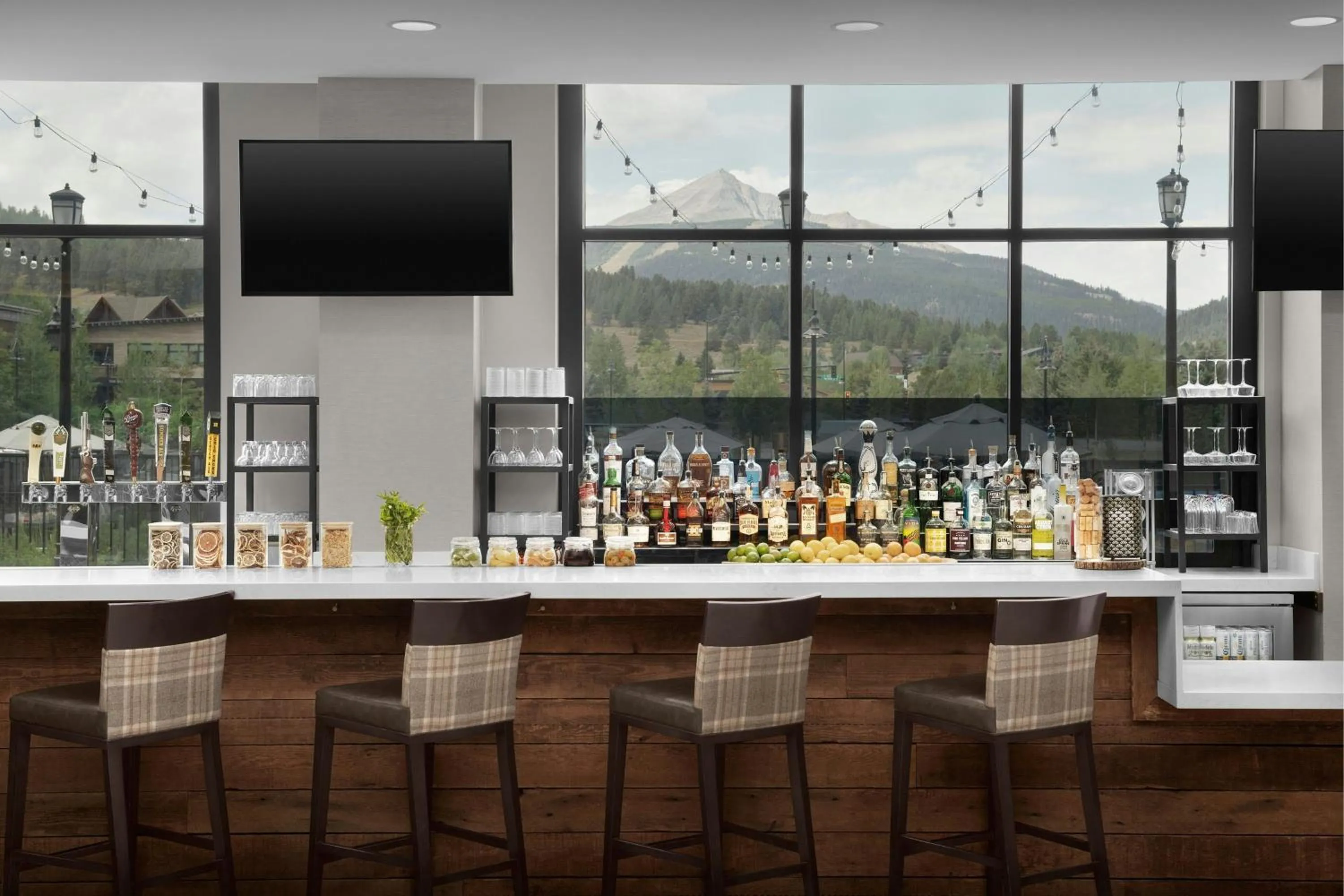 Lounge or bar in Residence Inn by Marriott Big Sky/The Wilson Hotel
