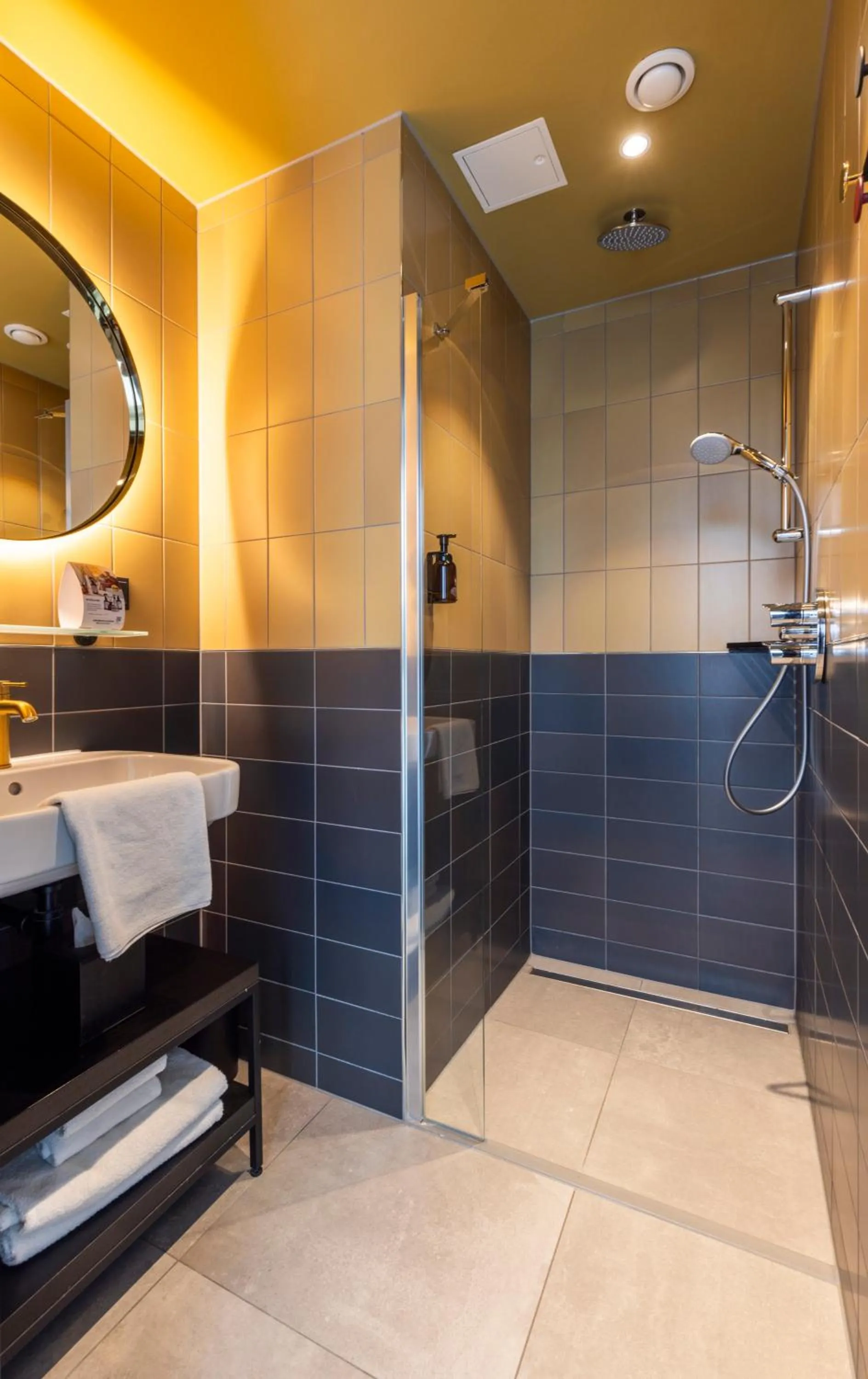 Shower in Fletcher Boutique Hotel Slaak-Rotterdam