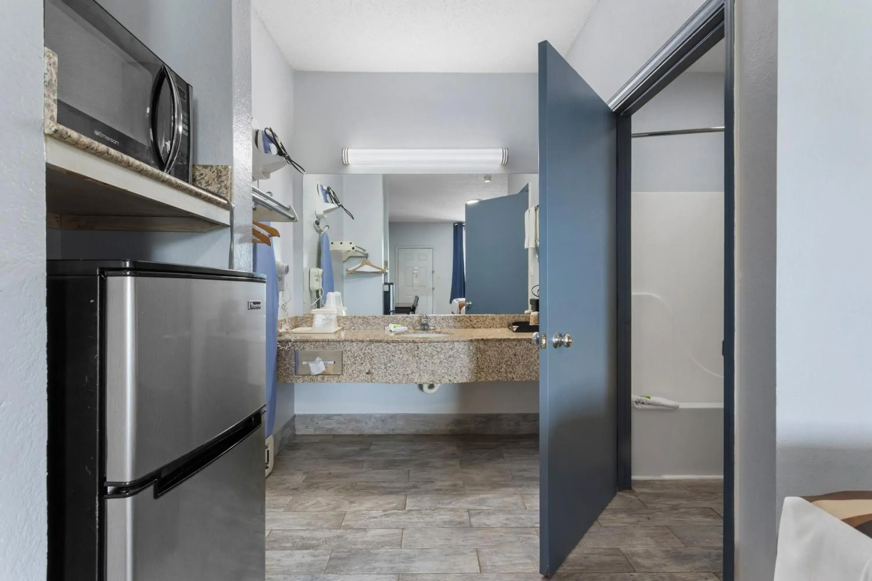 Queen Room with Two Queen Beds - Smoking in MAGNOLIA INN of BILOXI,OCEAN SPRINGS,PASCAGOULA & GAUTIER Queen Room with Two Queen Beds - Smoking in MAGNOLIA INN of BILOXI,OCEAN SPRINGS,PASCAGOULA & GAUTIER