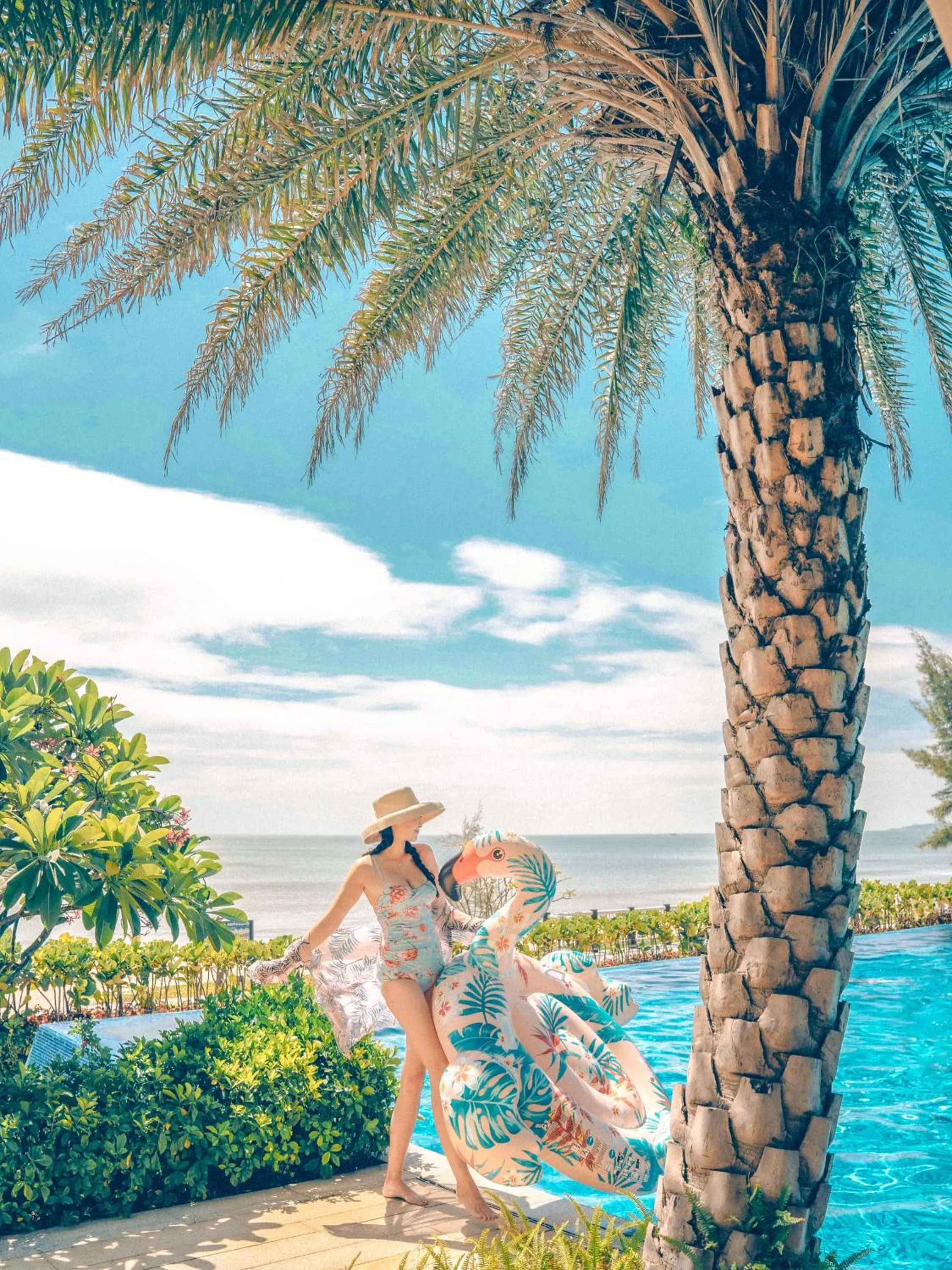 Swimming pool in DoubleTree by Hilton Shanwei