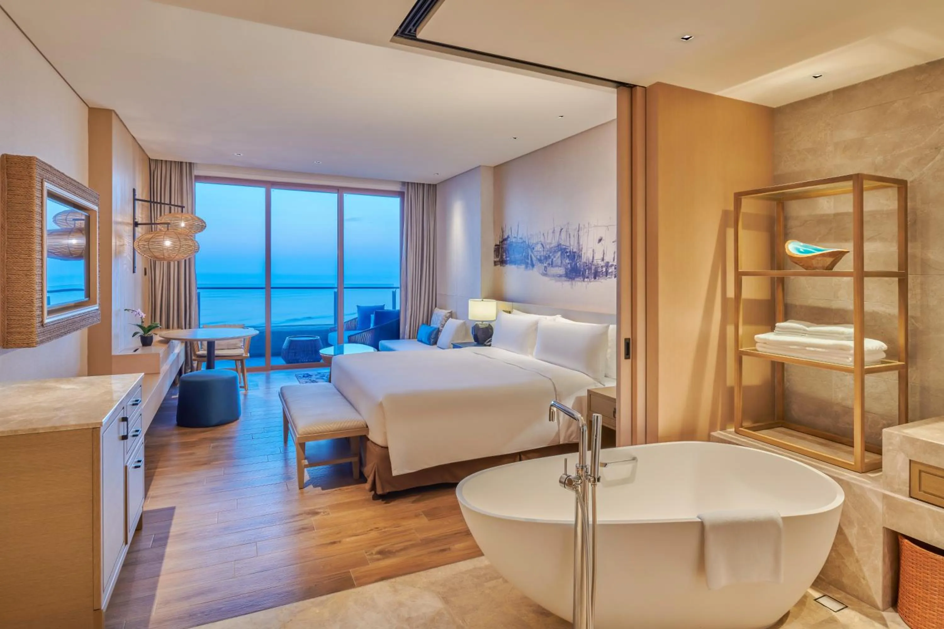 Living room, Bed in DoubleTree by Hilton Shanwei