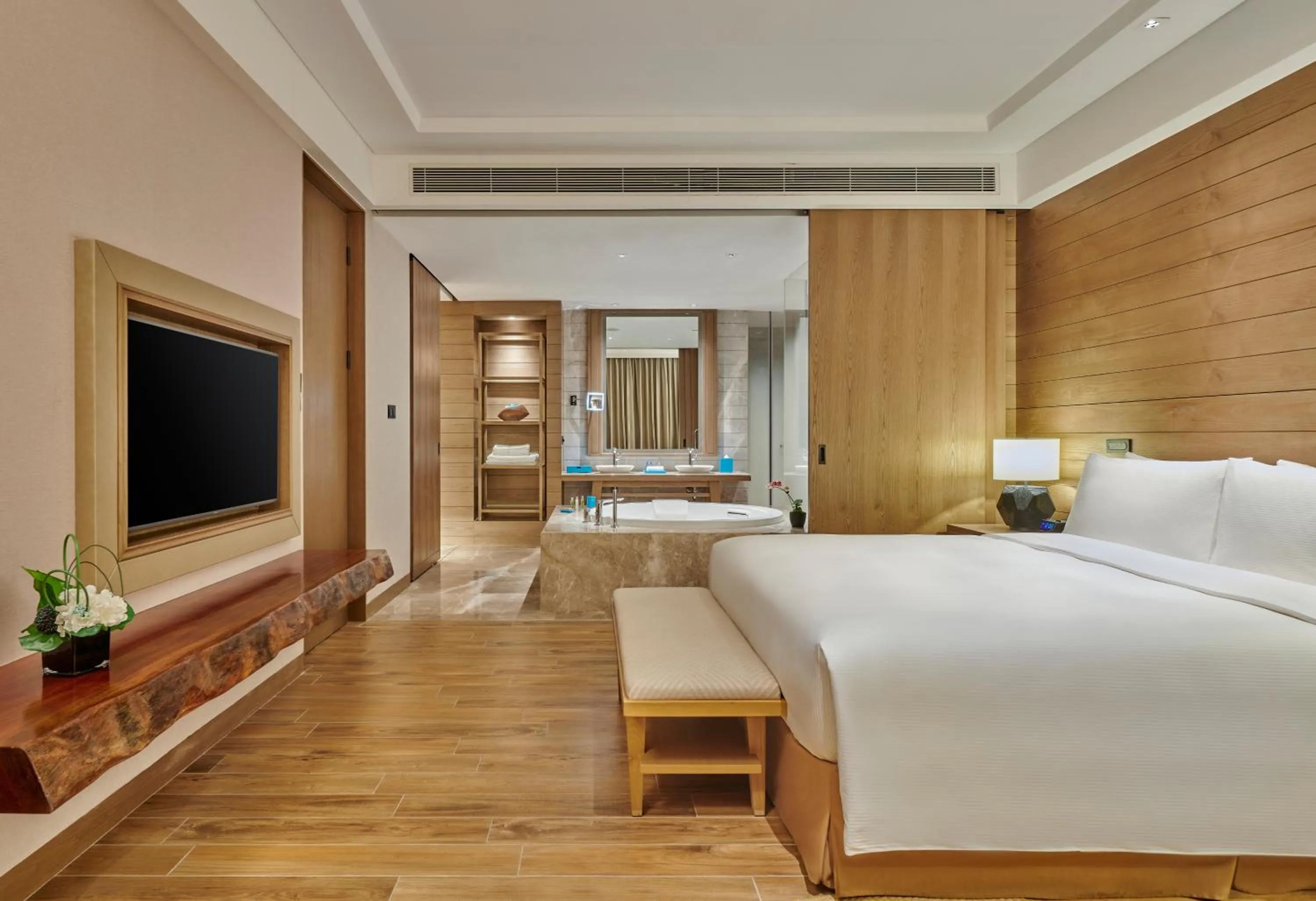 Bedroom, Bed in DoubleTree by Hilton Shanwei