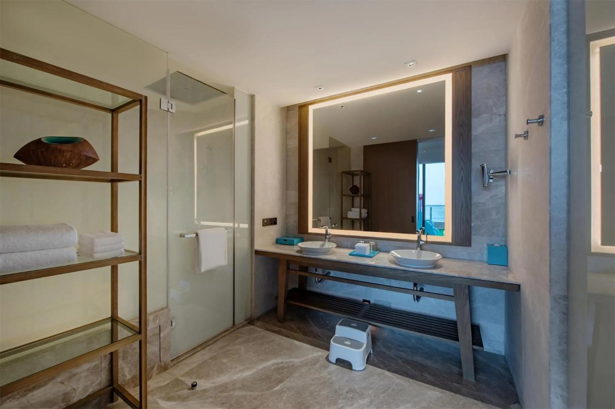 Bathroom, Bed in DoubleTree by Hilton Shanwei