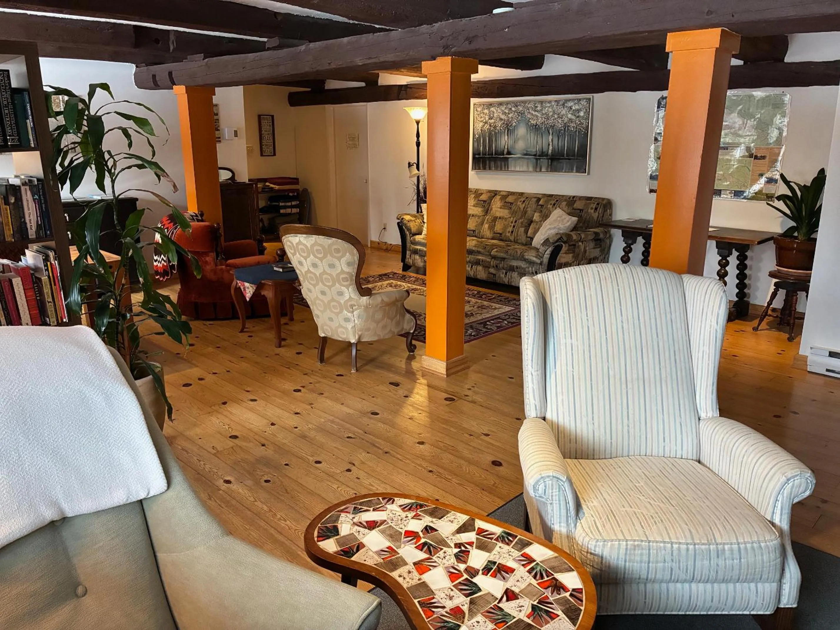 Communal lounge/ TV room in La Grange Country Inn