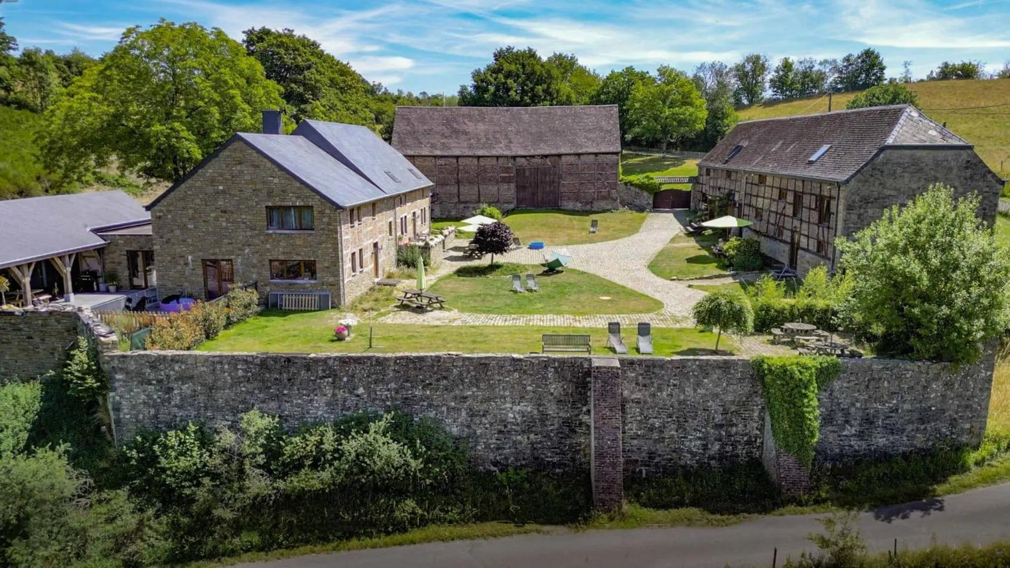 B&B HOTEL IN FERME DE LEUZE nabij Durbuy, eigen laadpalen