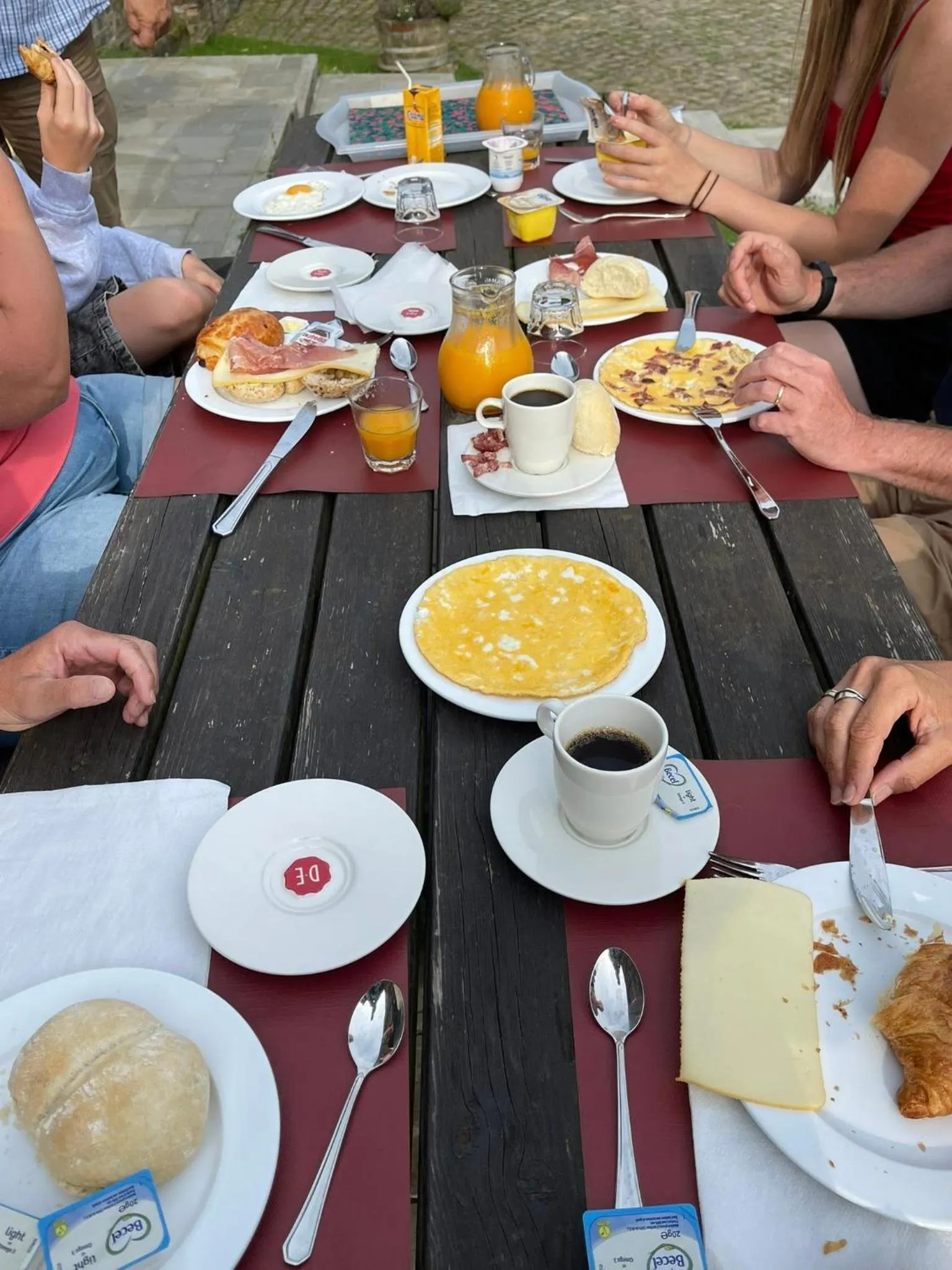 Breakfast in B&B HOTEL IN FERME DE LEUZE nabij Durbuy, eigen laadpalen