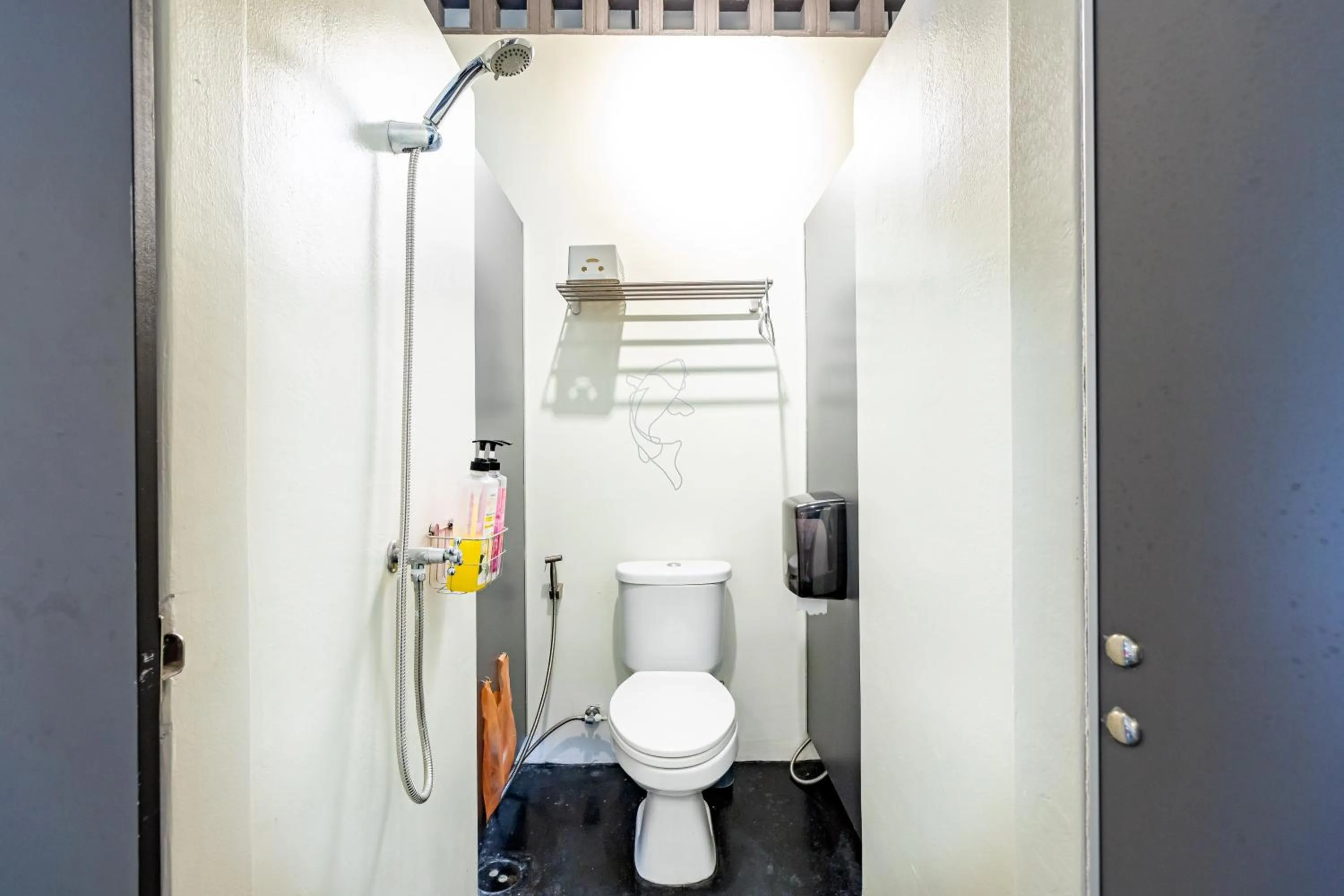 Toilet in Yu Cafe Hostel