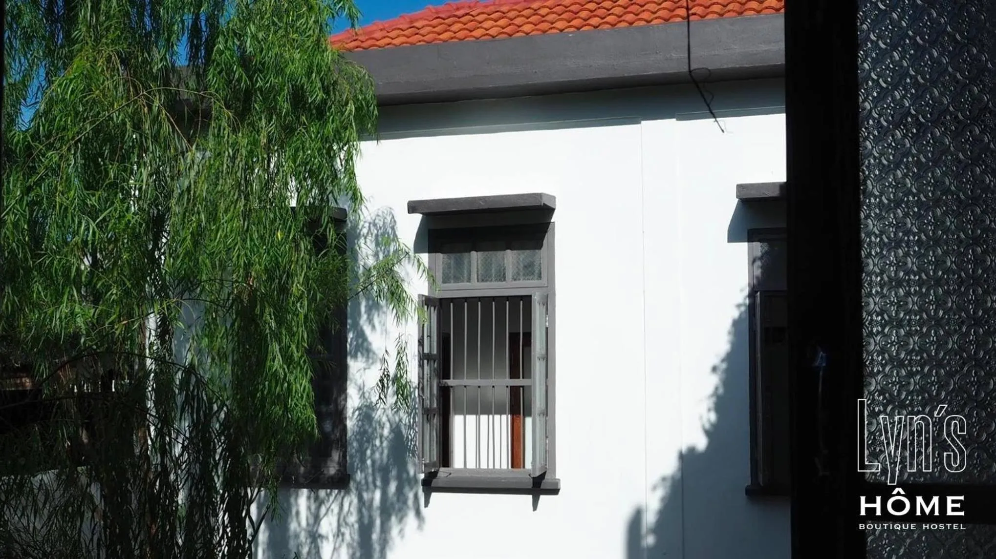 Property building in Yu Cafe Hostel