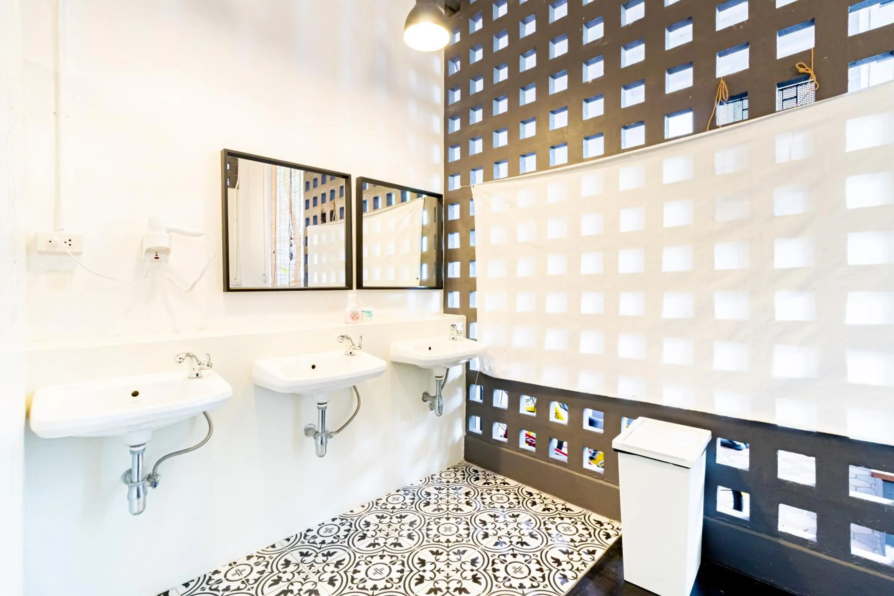 Bathroom in Yu Cafe Hostel