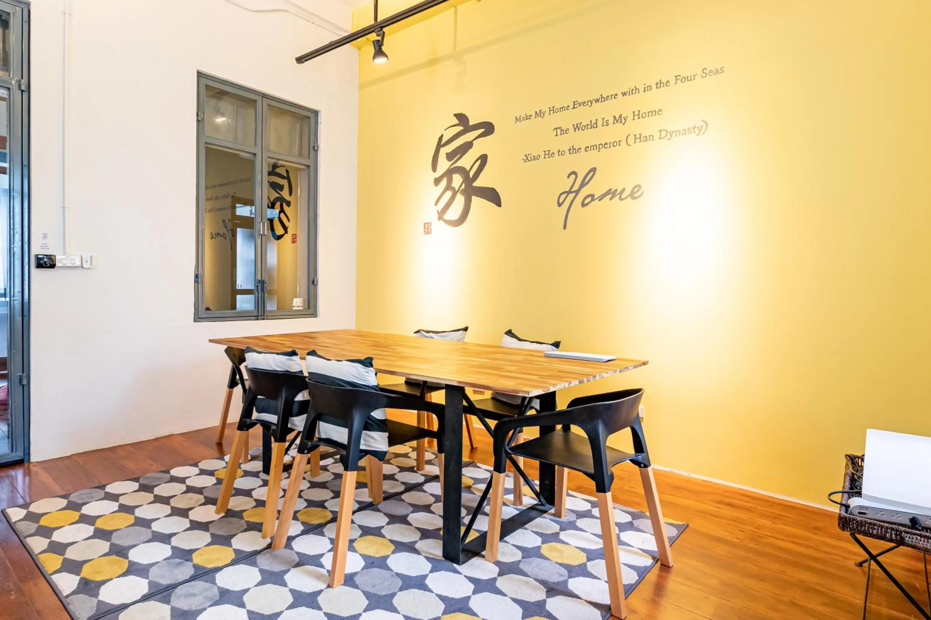 Meeting/conference room in Yu Cafe Hostel