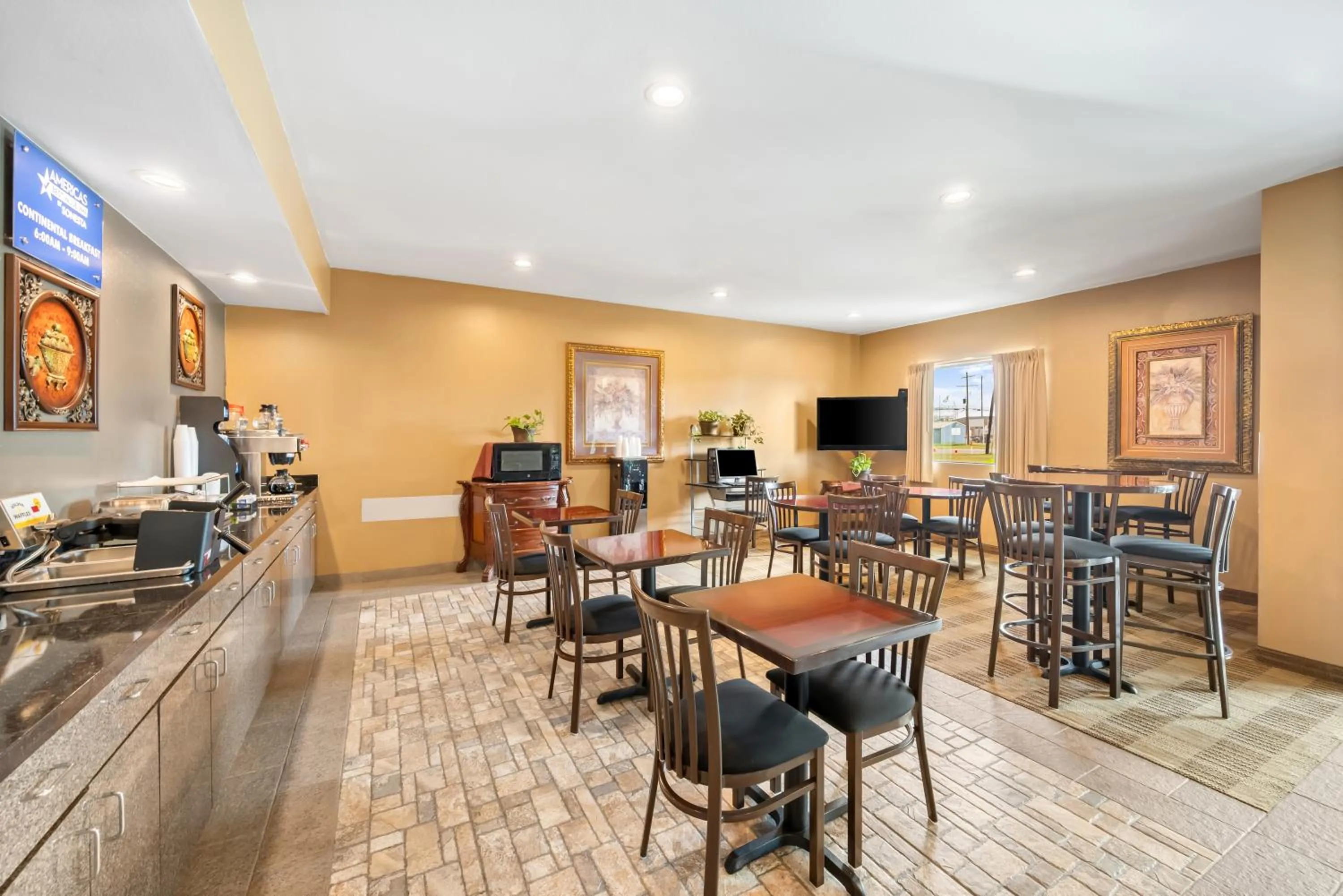 Dining area in Americas Best Value Inn Somerville Texas