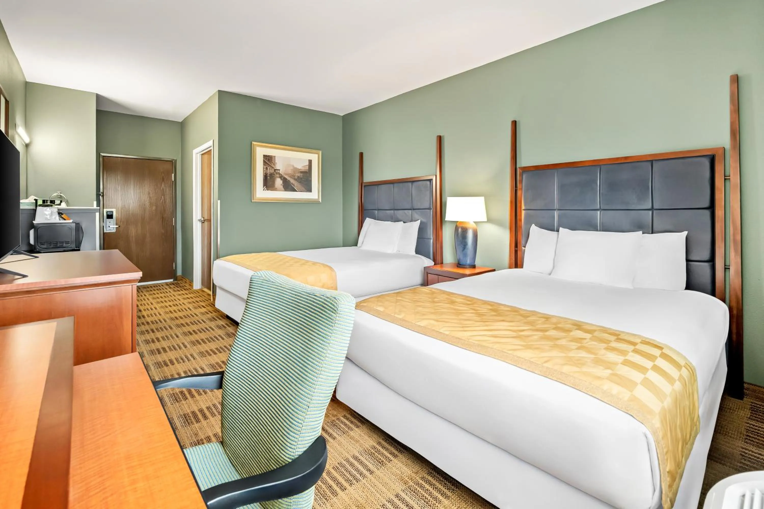 Bed in Americas Best Value Inn Somerville Texas