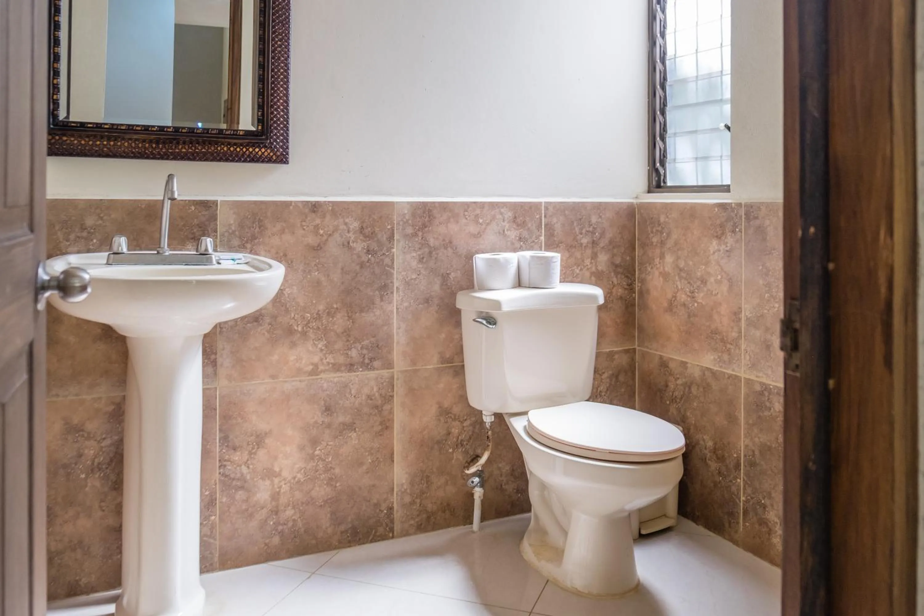 Toilet in Zula Inn Aparthotel