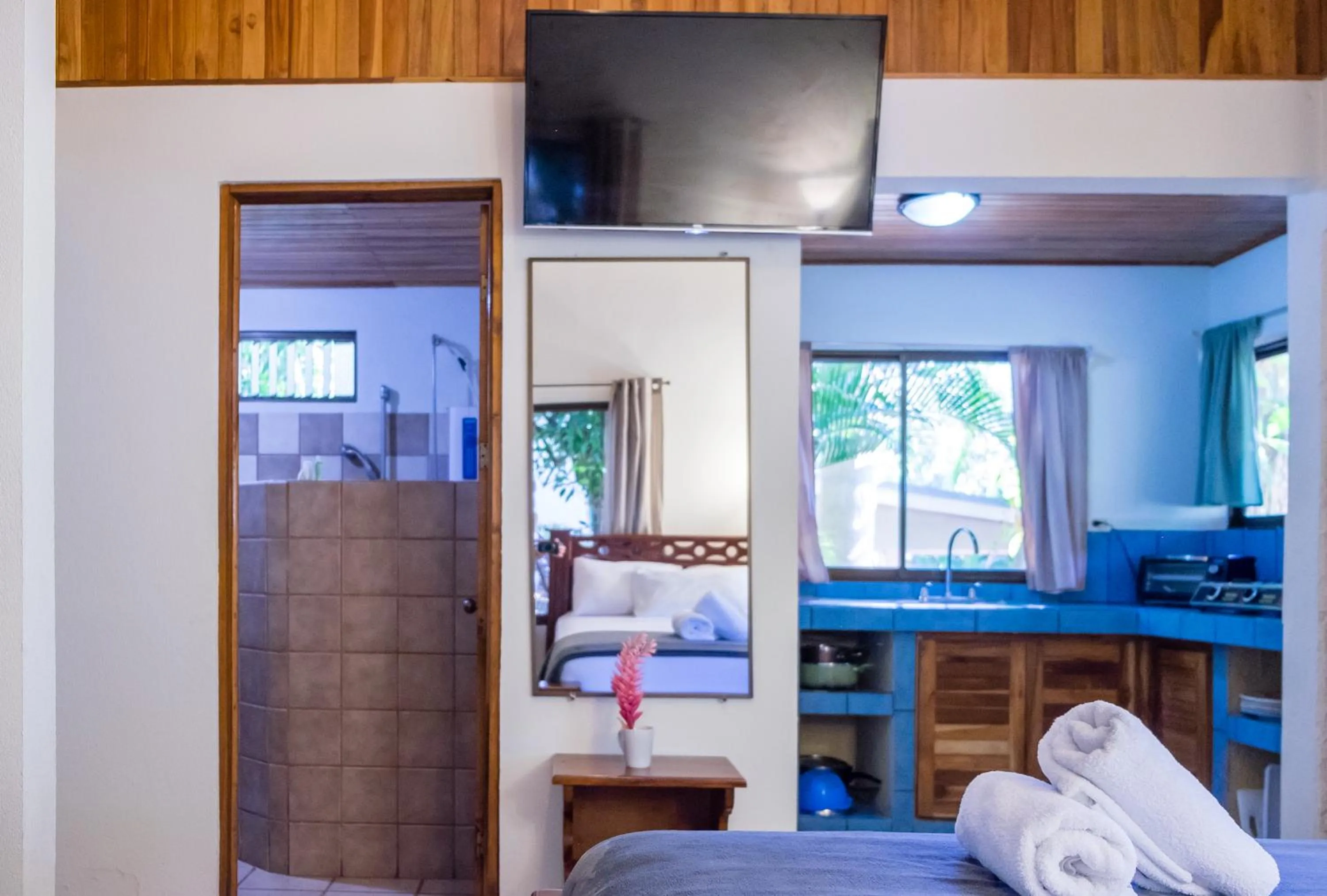 Kitchen or kitchenette, Bed in Zula Inn Aparthotel