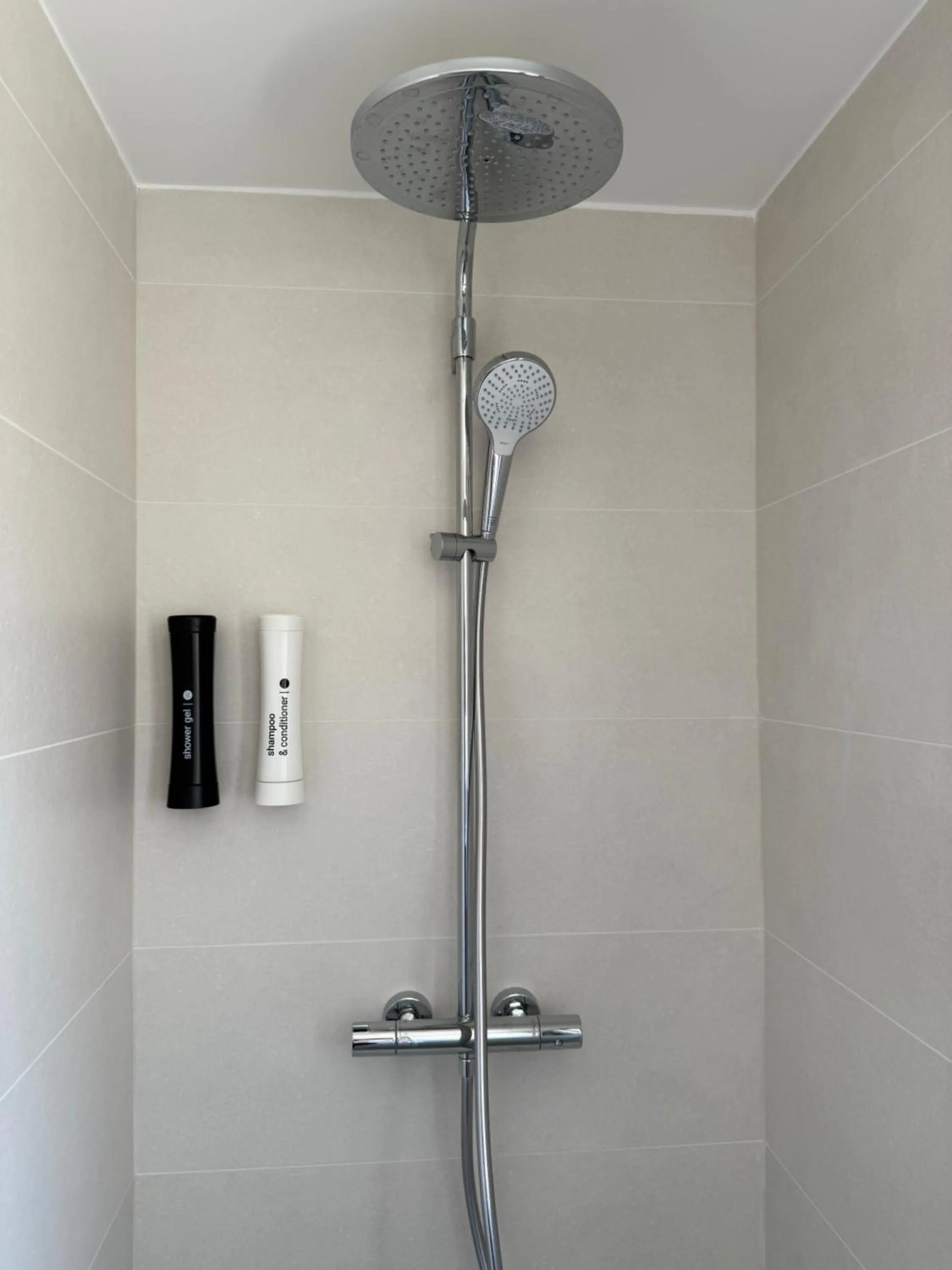 Shower in Hotel Aquarius