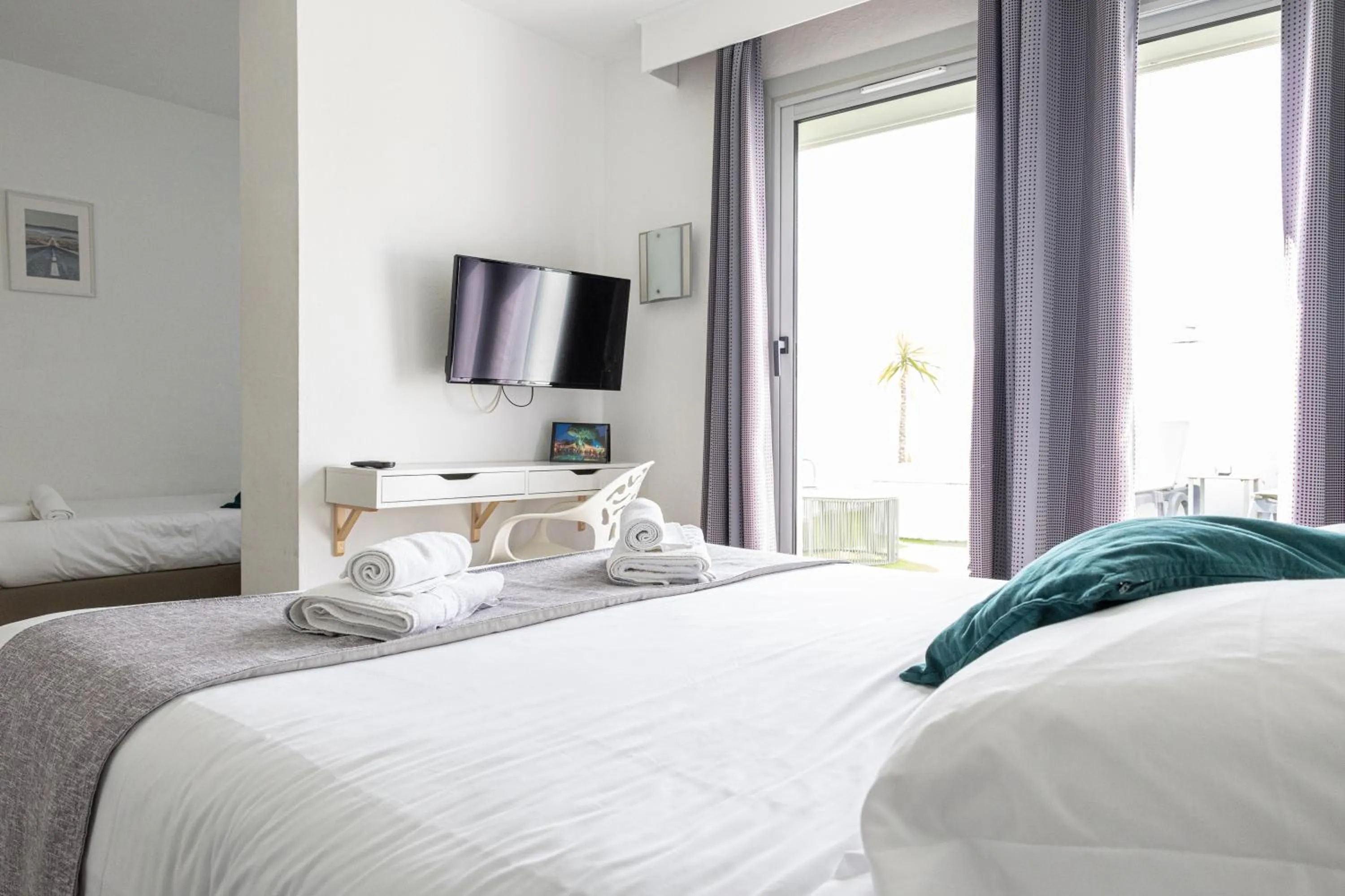 Bathroom, Bed in Hotel Aquarius