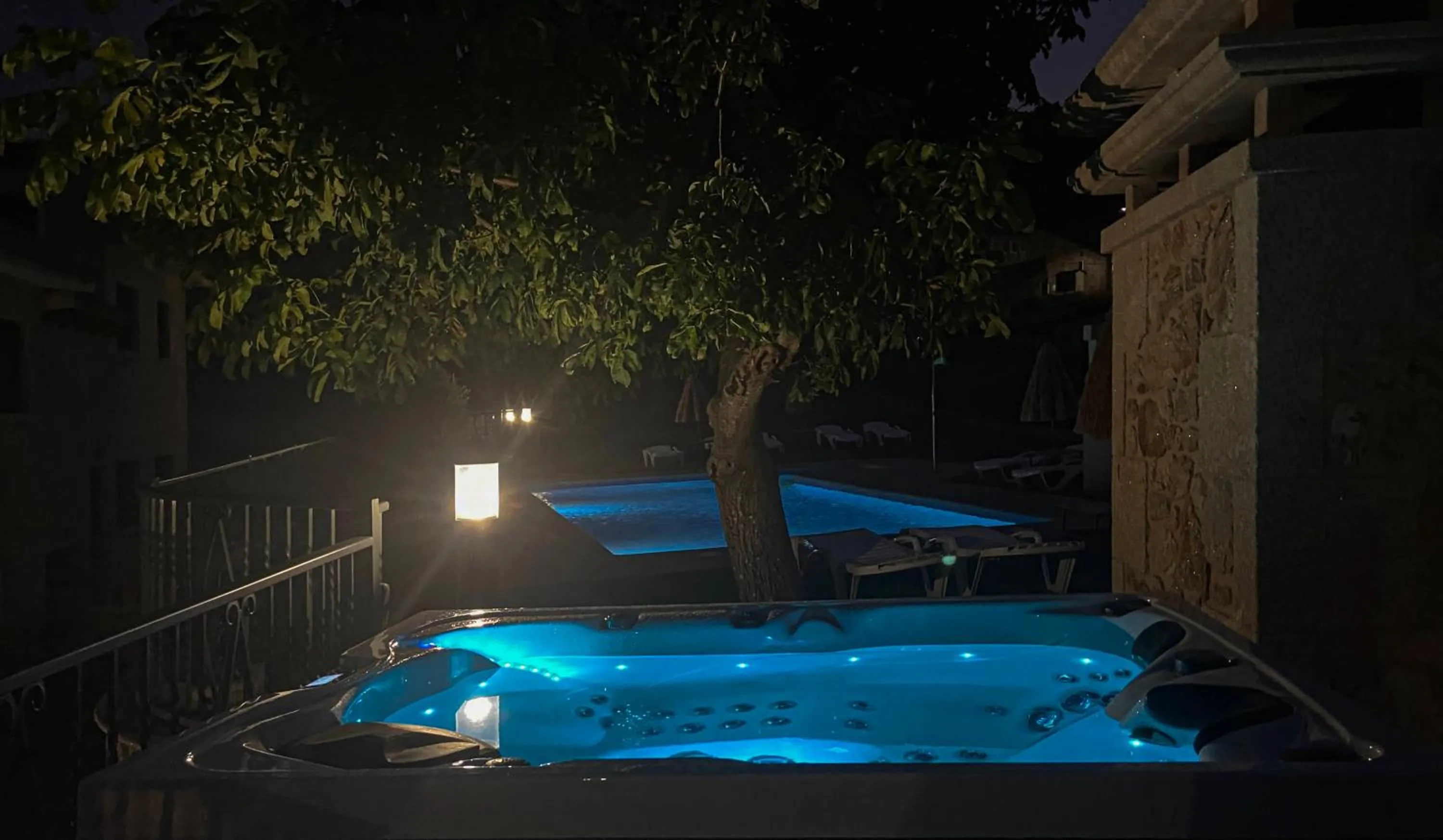 Night in Hotel Apartamento Marouco