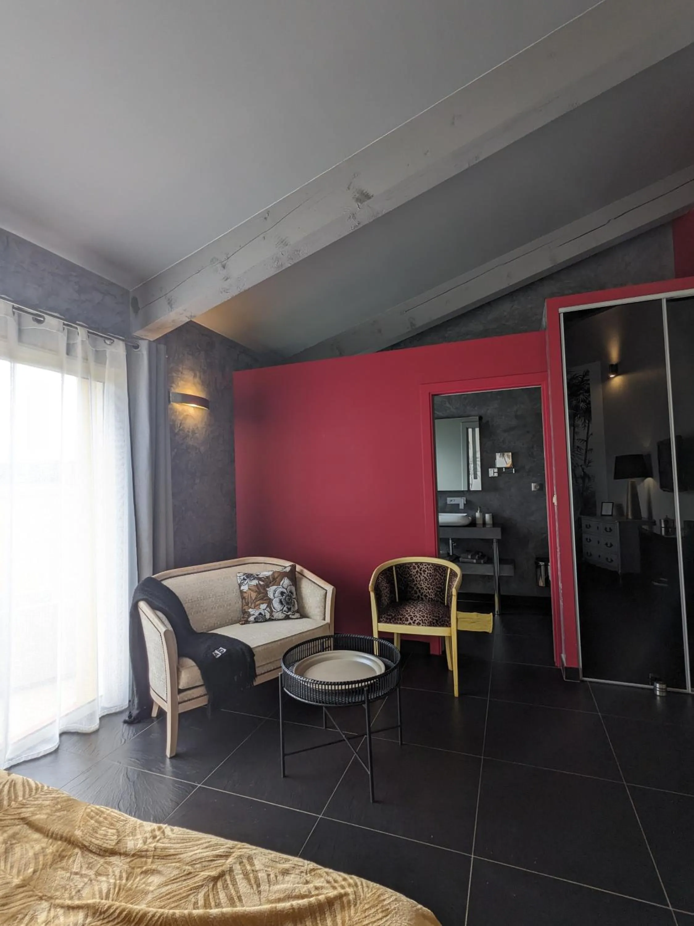 Photo of the whole room in Le Mas Del Cavalier