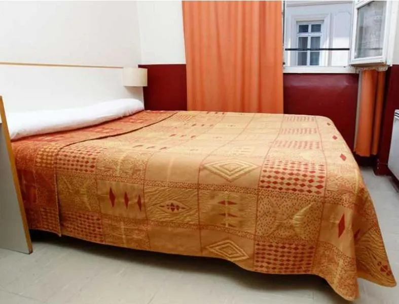 Bed in Hôtel du Pont Neuf