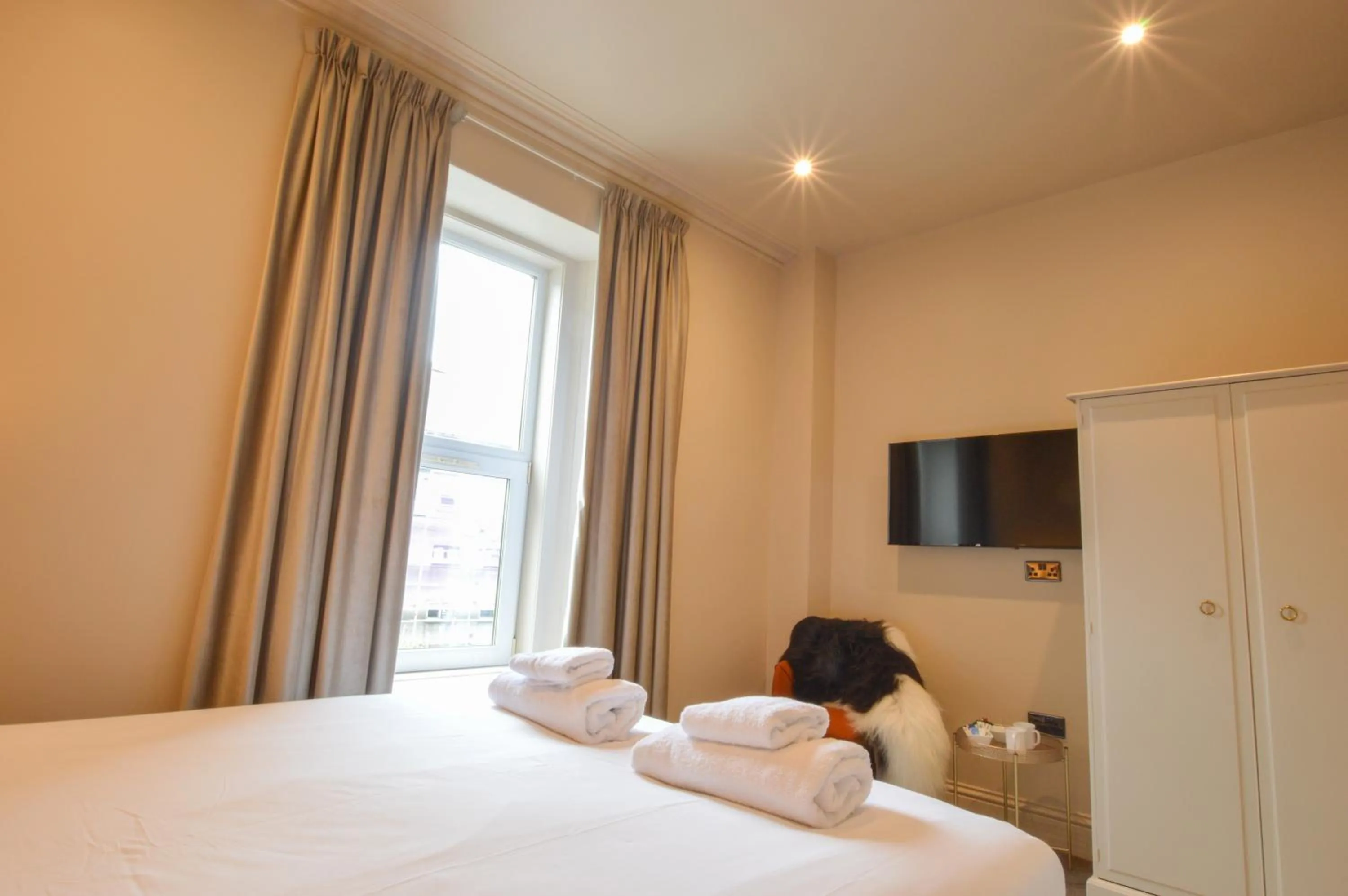 Photo of the whole room, Bed in Raniven