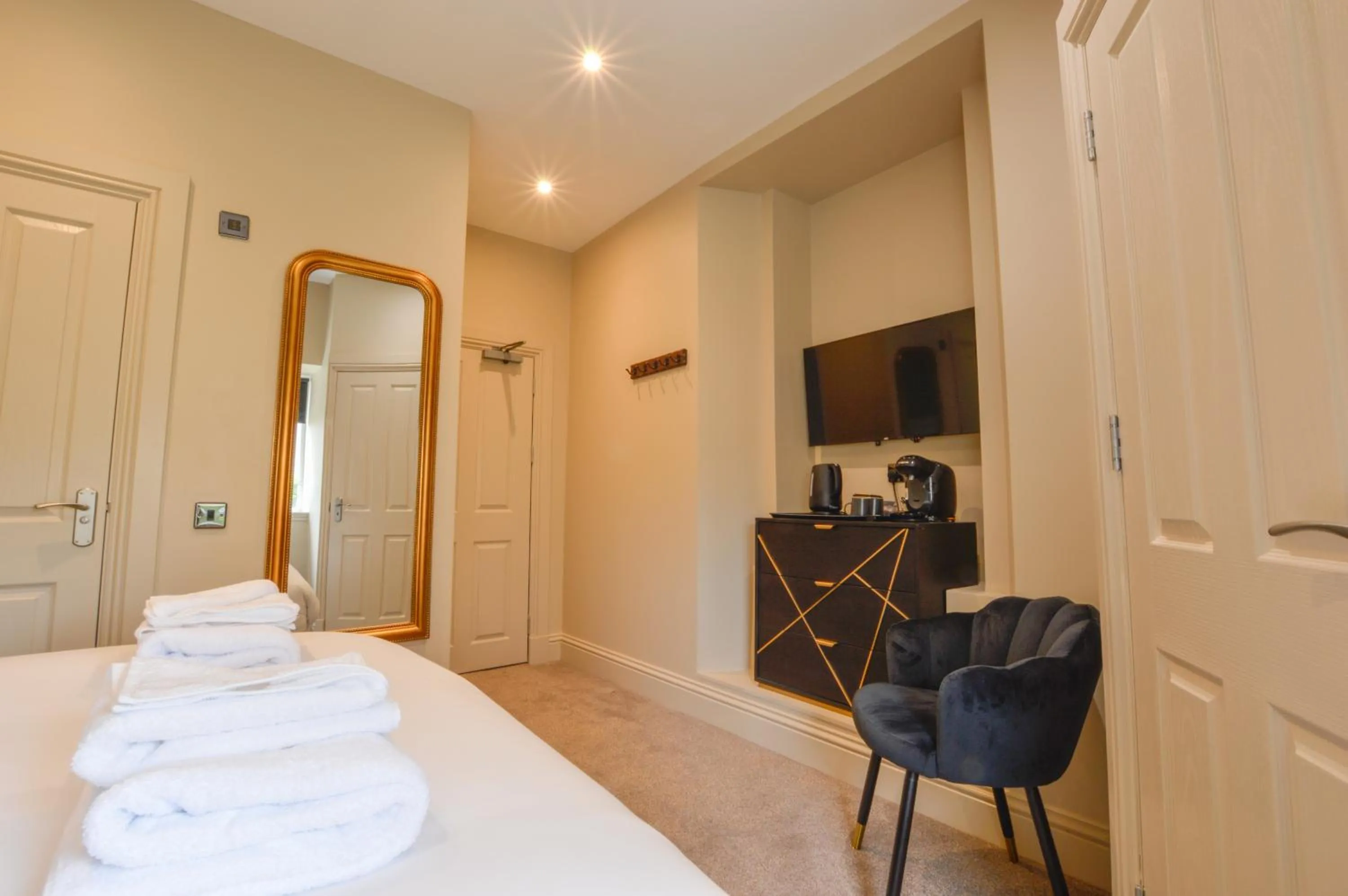 Photo of the whole room, Bed in Raniven