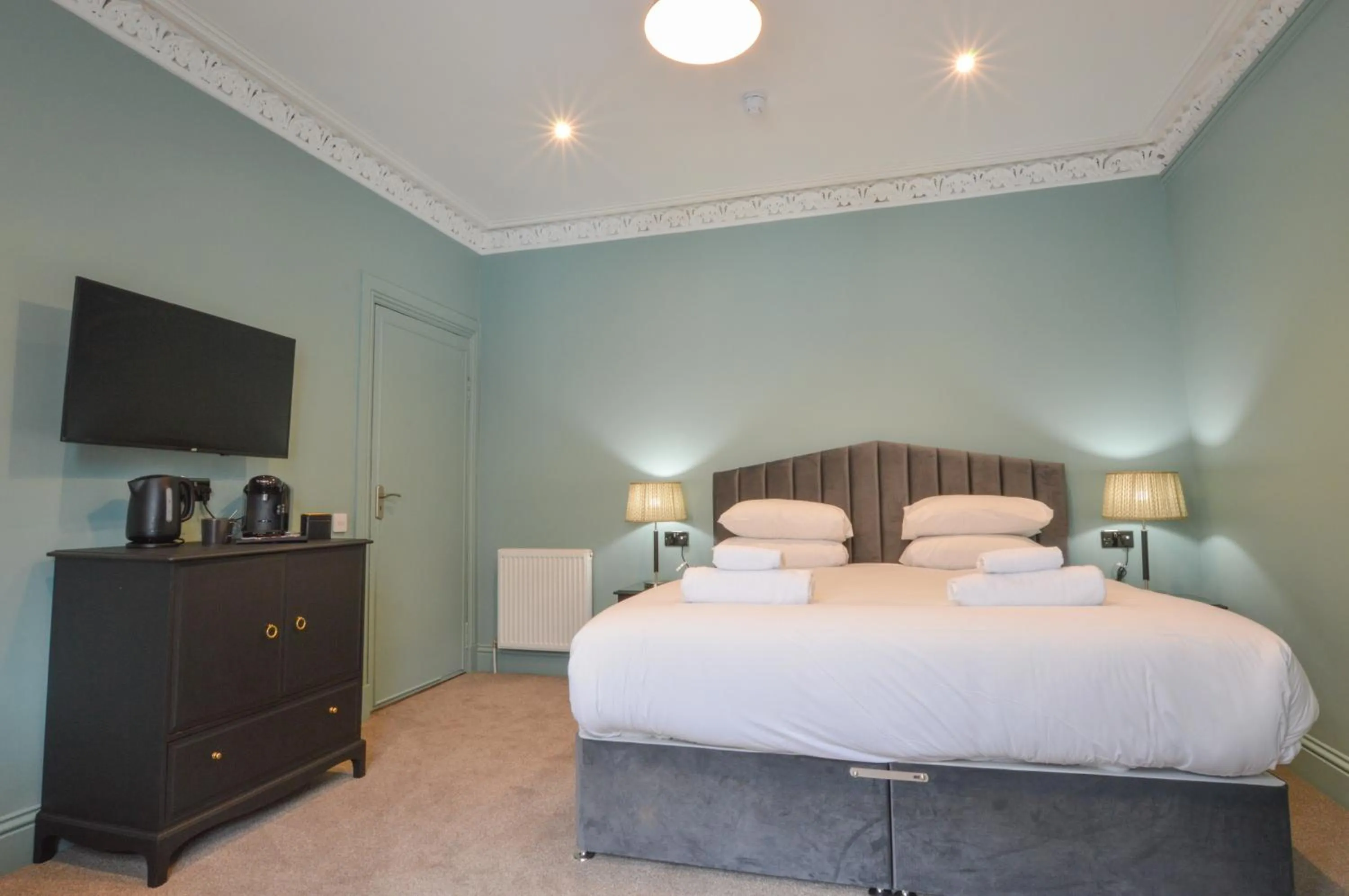 Photo of the whole room, Bed in Raniven