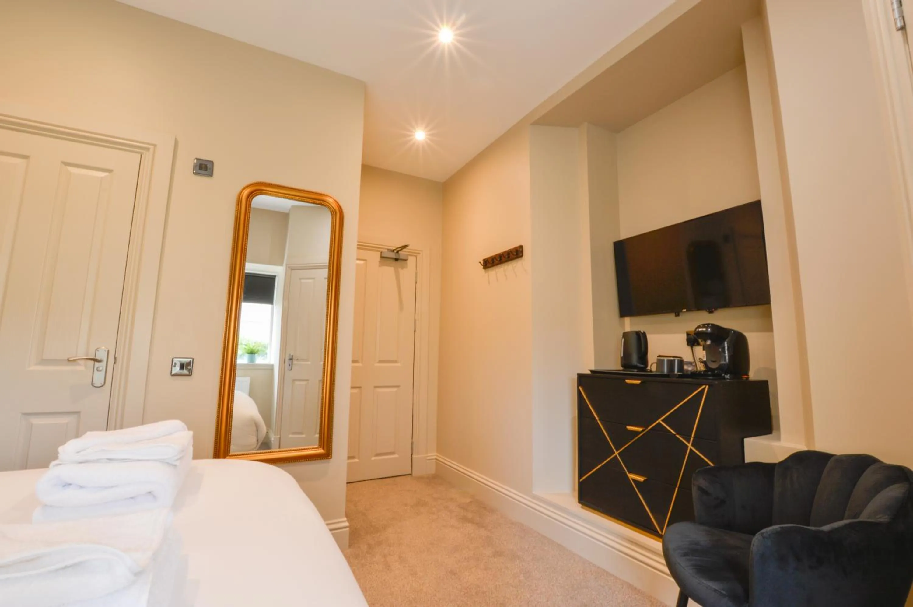 Photo of the whole room, Bed in Raniven