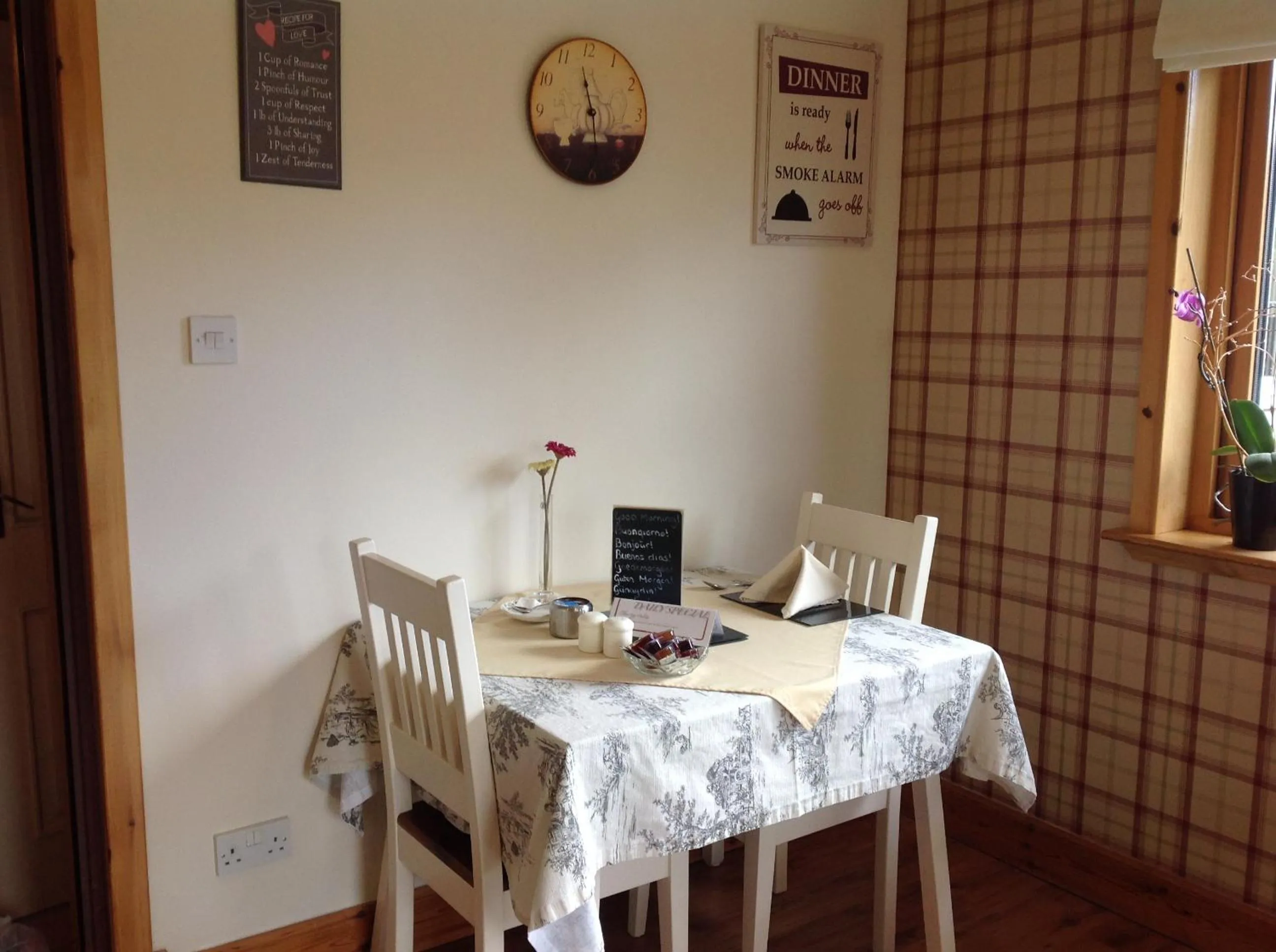 Dining area in Dunroamin Bed and Breakfast