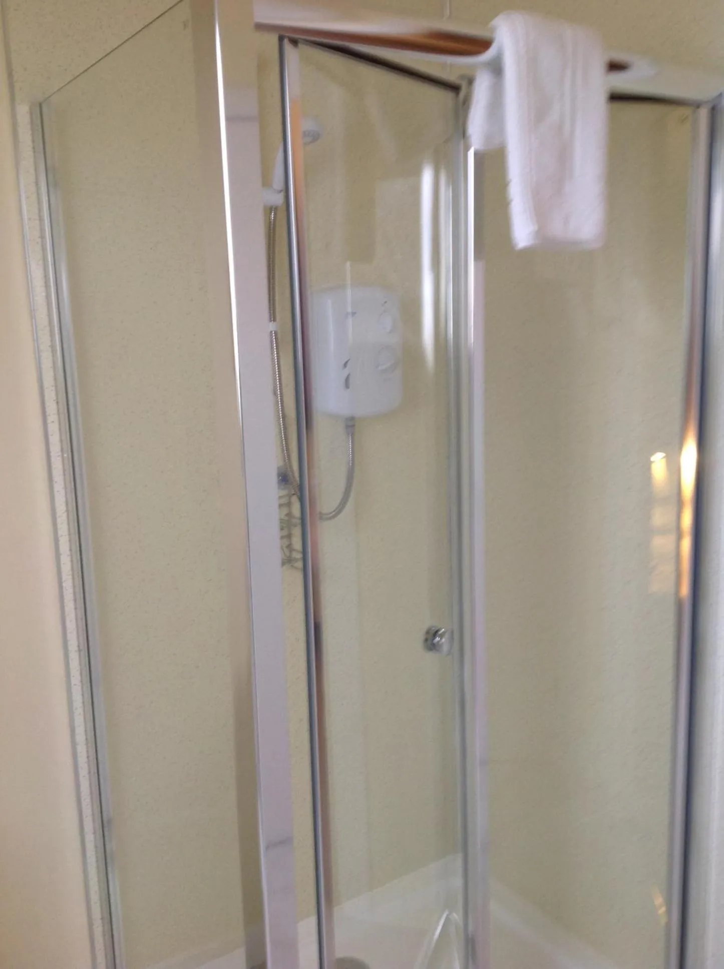 Shower in Dunroamin Bed and Breakfast