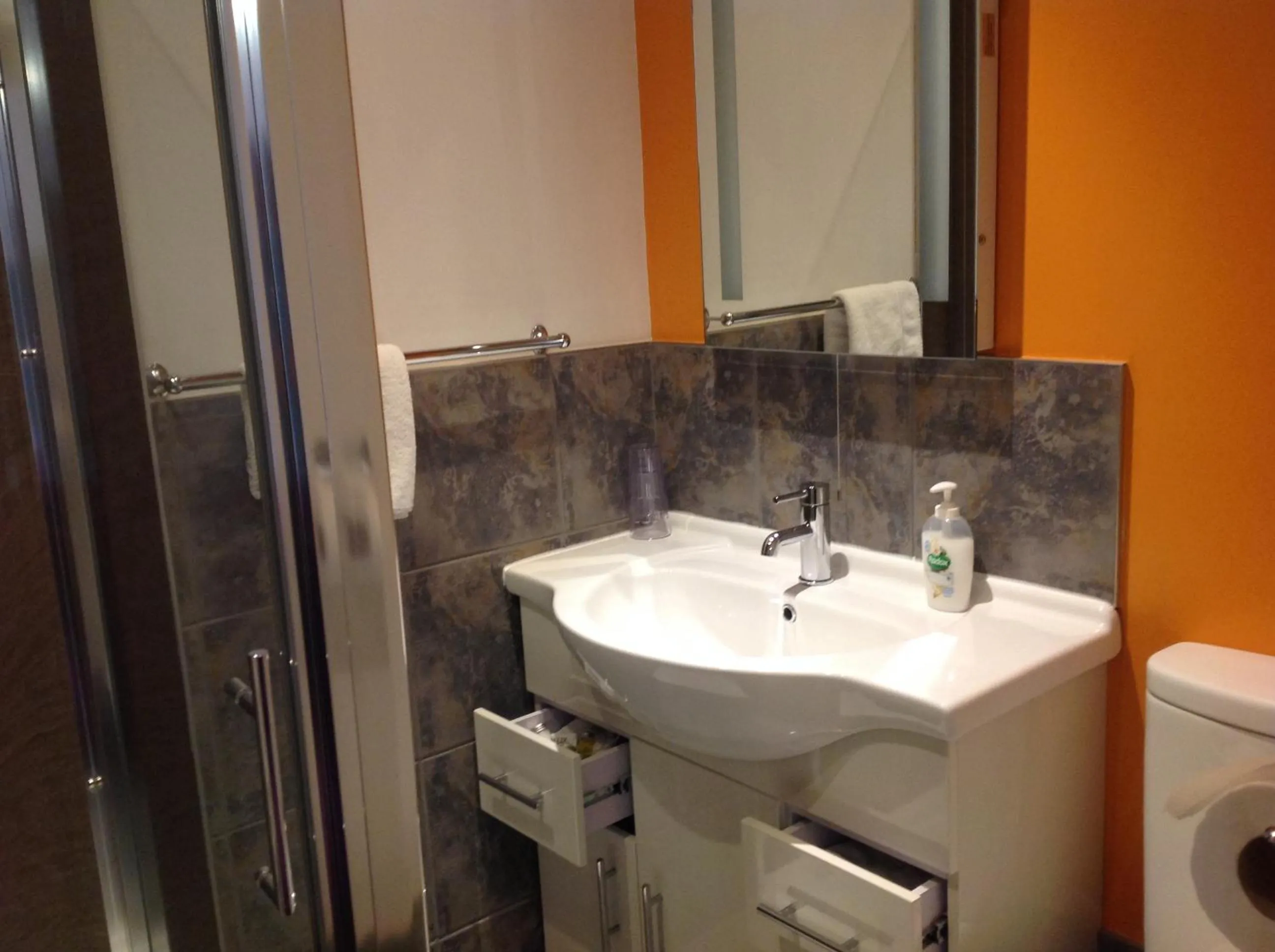 Bathroom in Dunroamin Bed and Breakfast