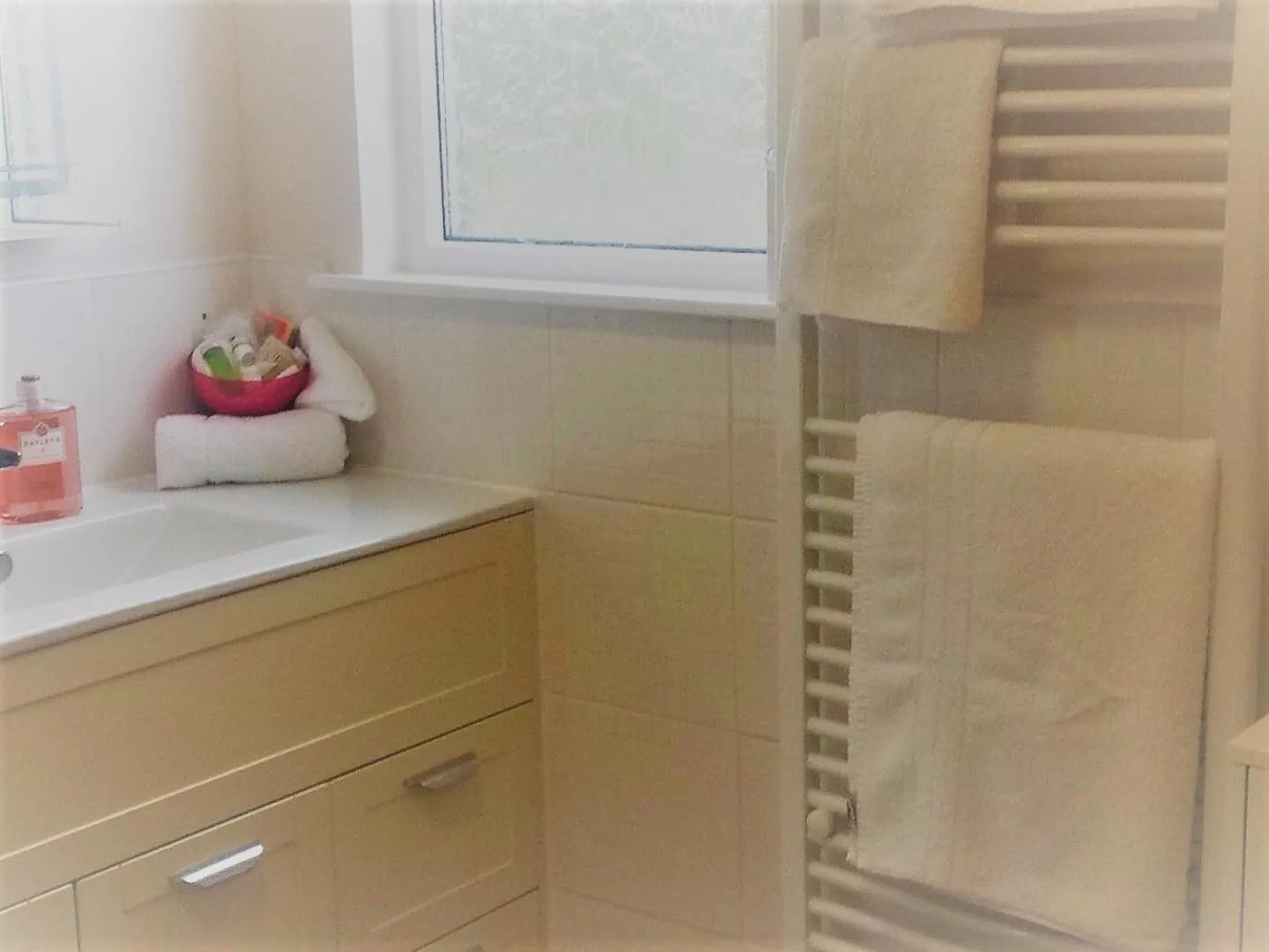 Shower in Dunroamin Bed and Breakfast