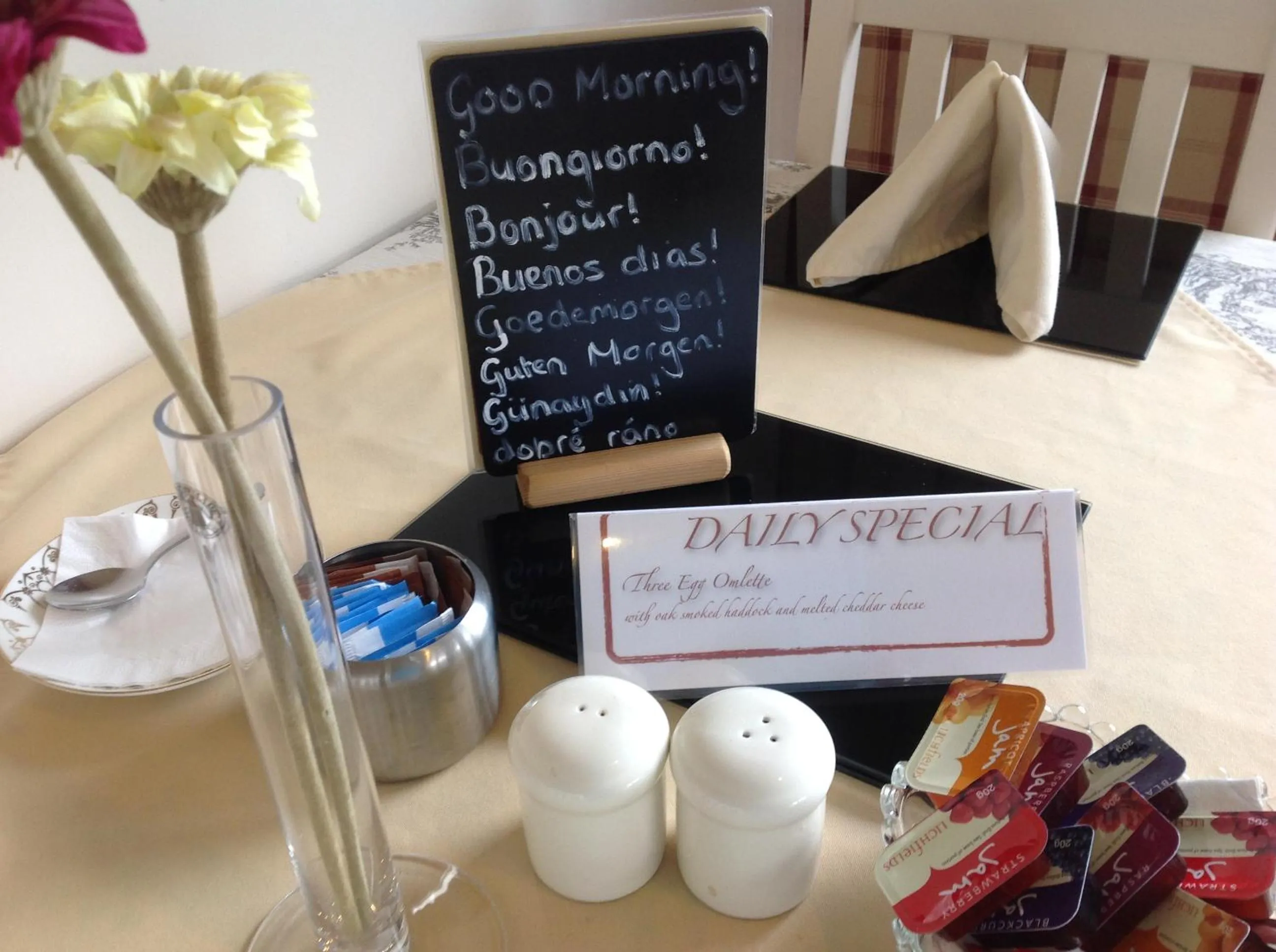Dining area in Dunroamin Bed and Breakfast