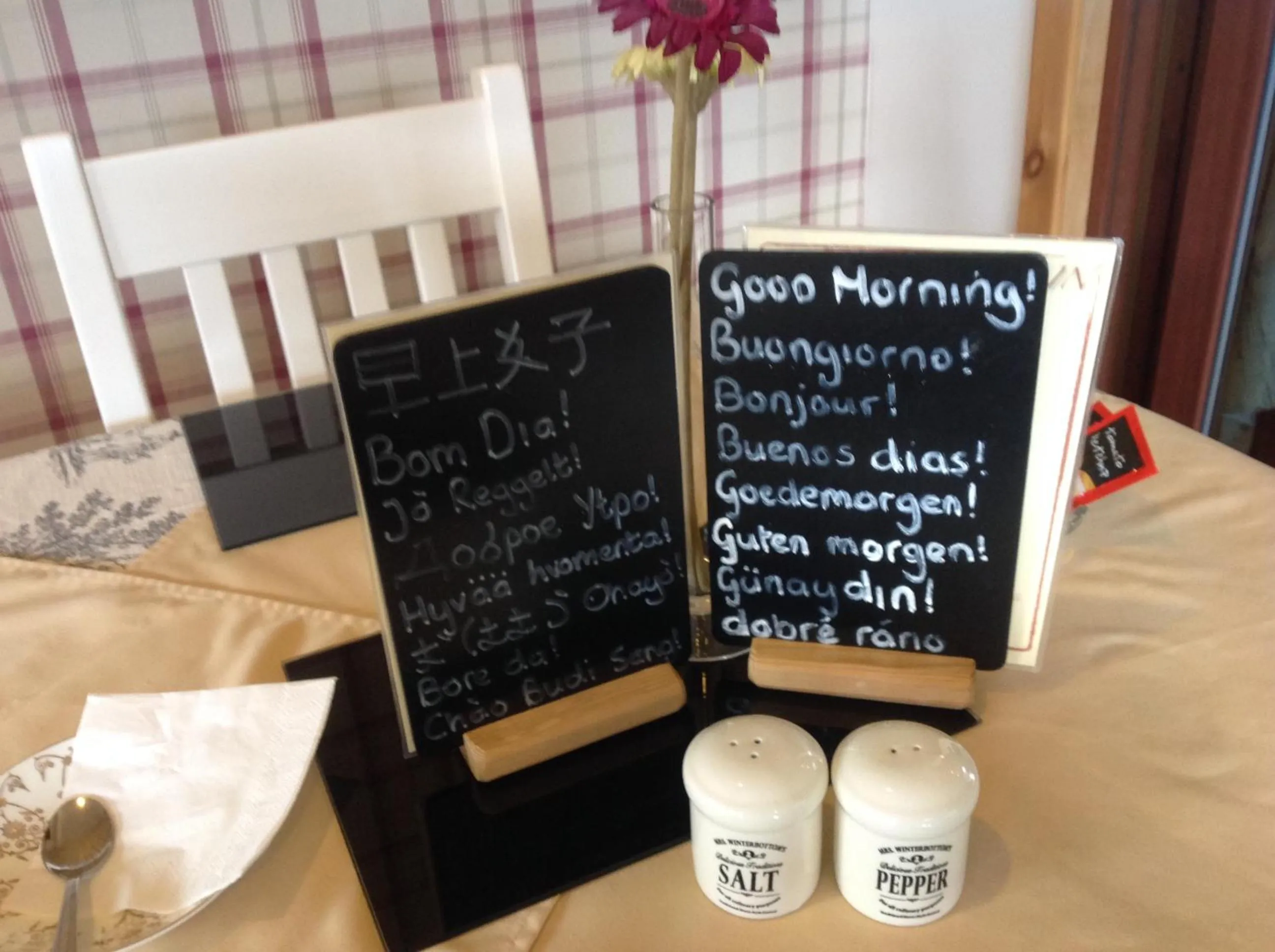 Dining area in Dunroamin Bed and Breakfast