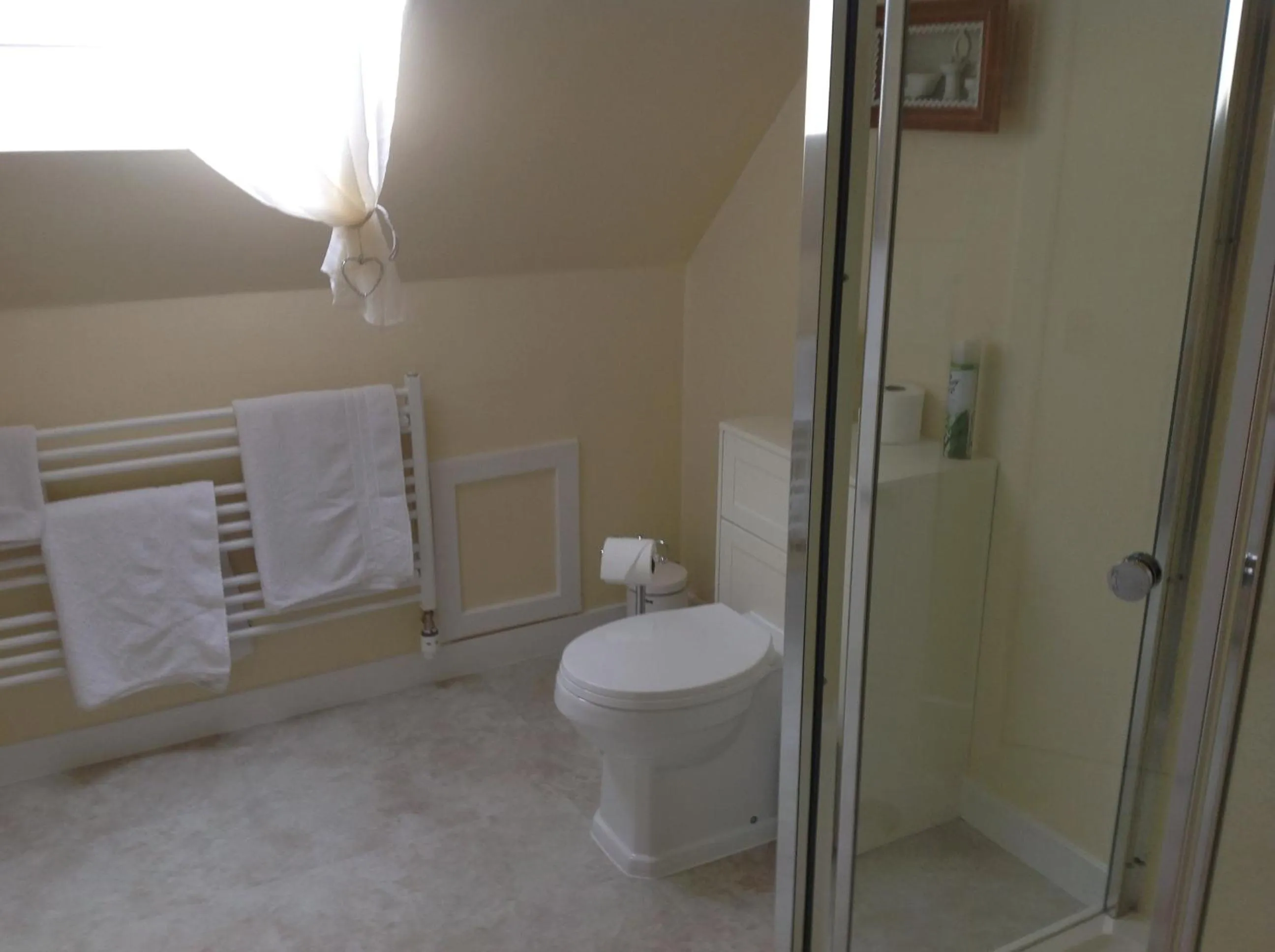 Bathroom in Dunroamin Bed and Breakfast